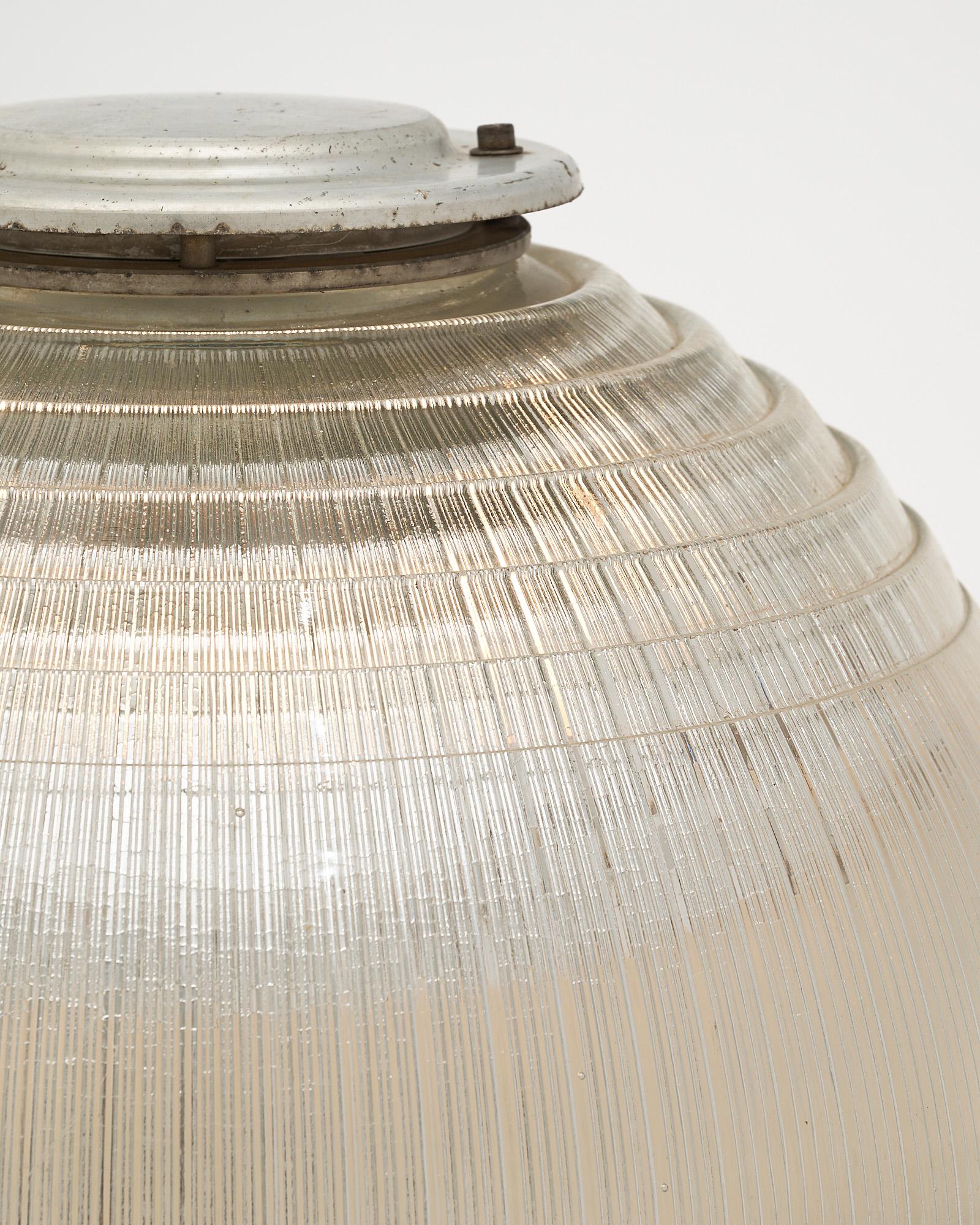 Milieu du XXe siècle Paire de lampes globes Holophane vintage de Nice en vente
