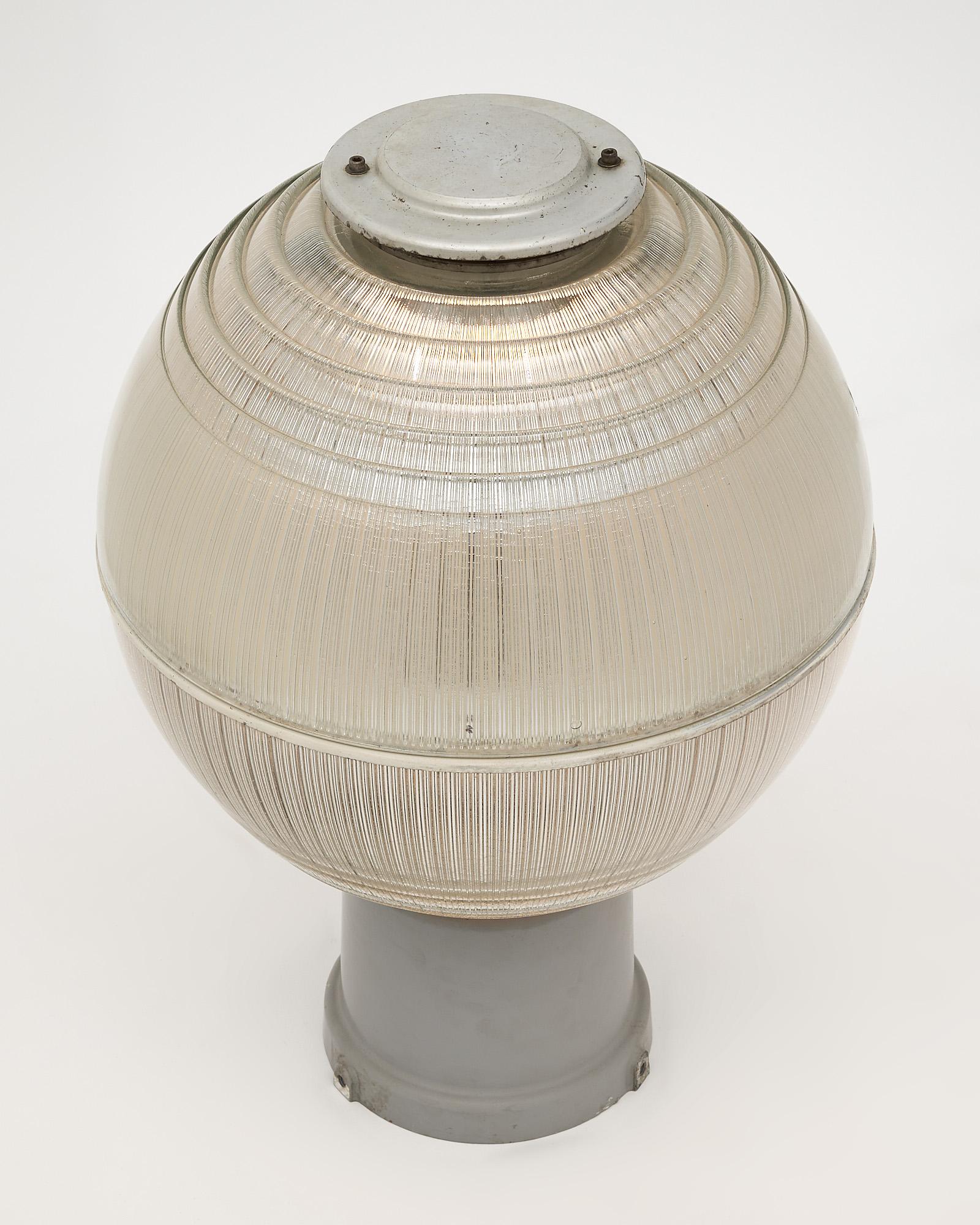 Métal Paire de lampes globes Holophane vintage de Nice en vente