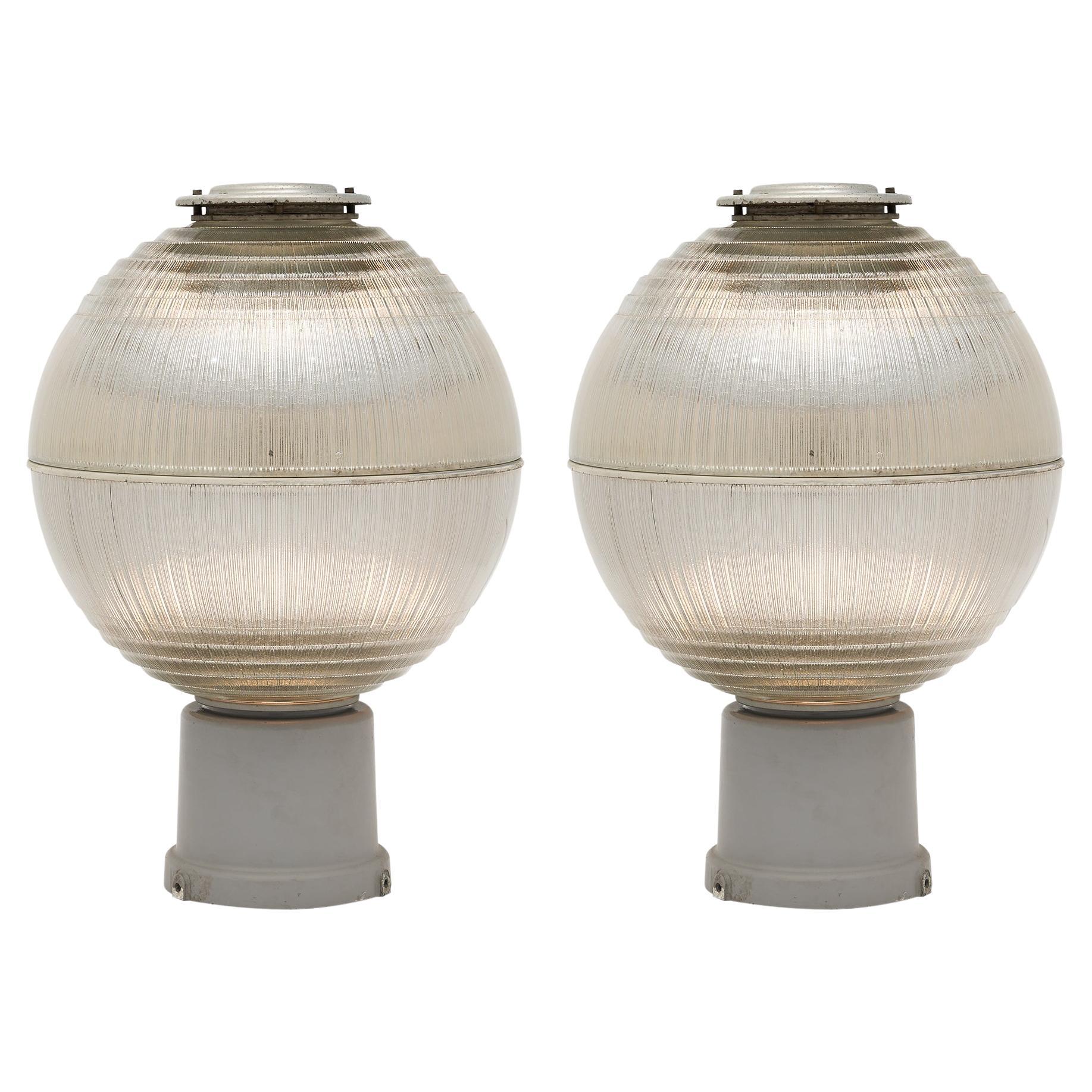 Paire de lampes globes Holophane vintage de Nice en vente