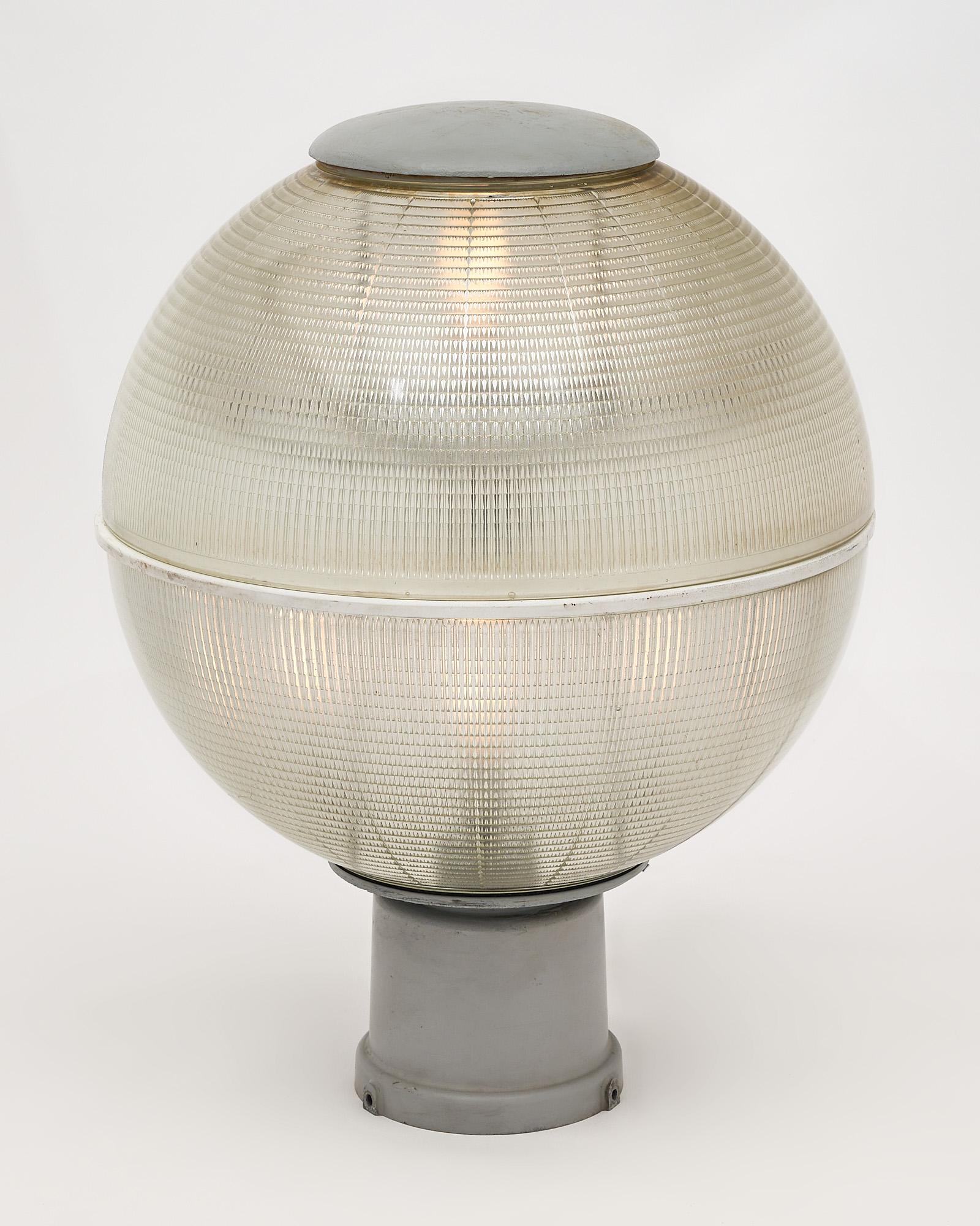 Ein seltenes Paar Holophane-Lampen aus Nizza, Frankreich. Hergestellt von der renommierten Firma BBT, die sich auf Stadtbeleuchtung in Paris und Nizza spezialisiert hat. Sie wurden auf der berühmten 
