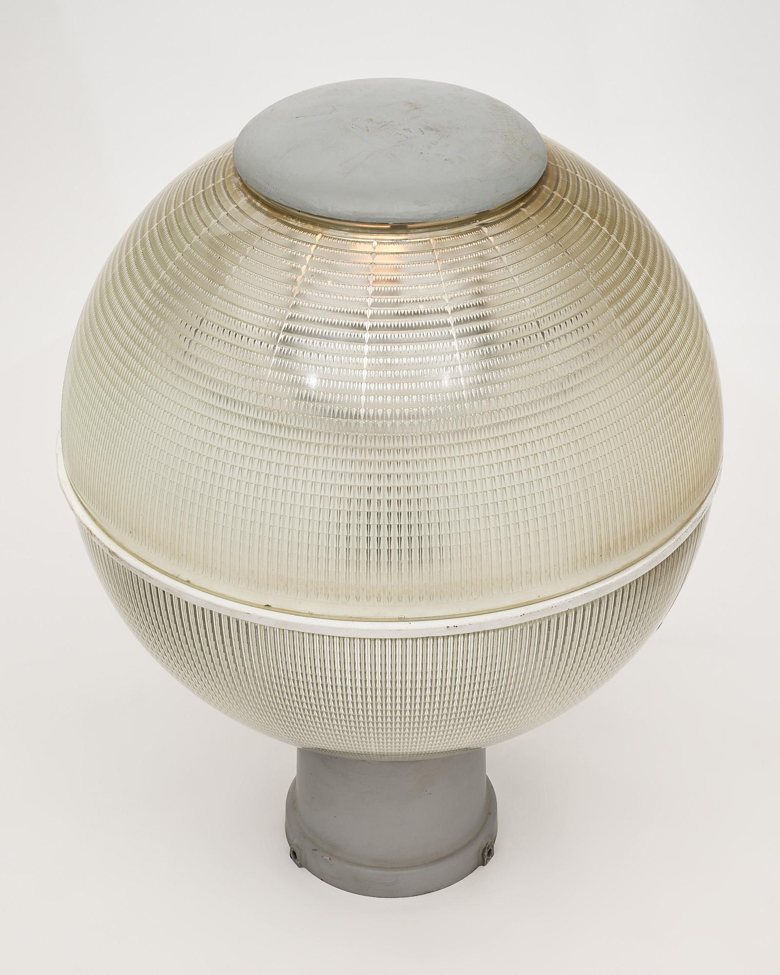 Fin du 20e siècle Paire de lampes à globe vintage en holophane de Nice en vente