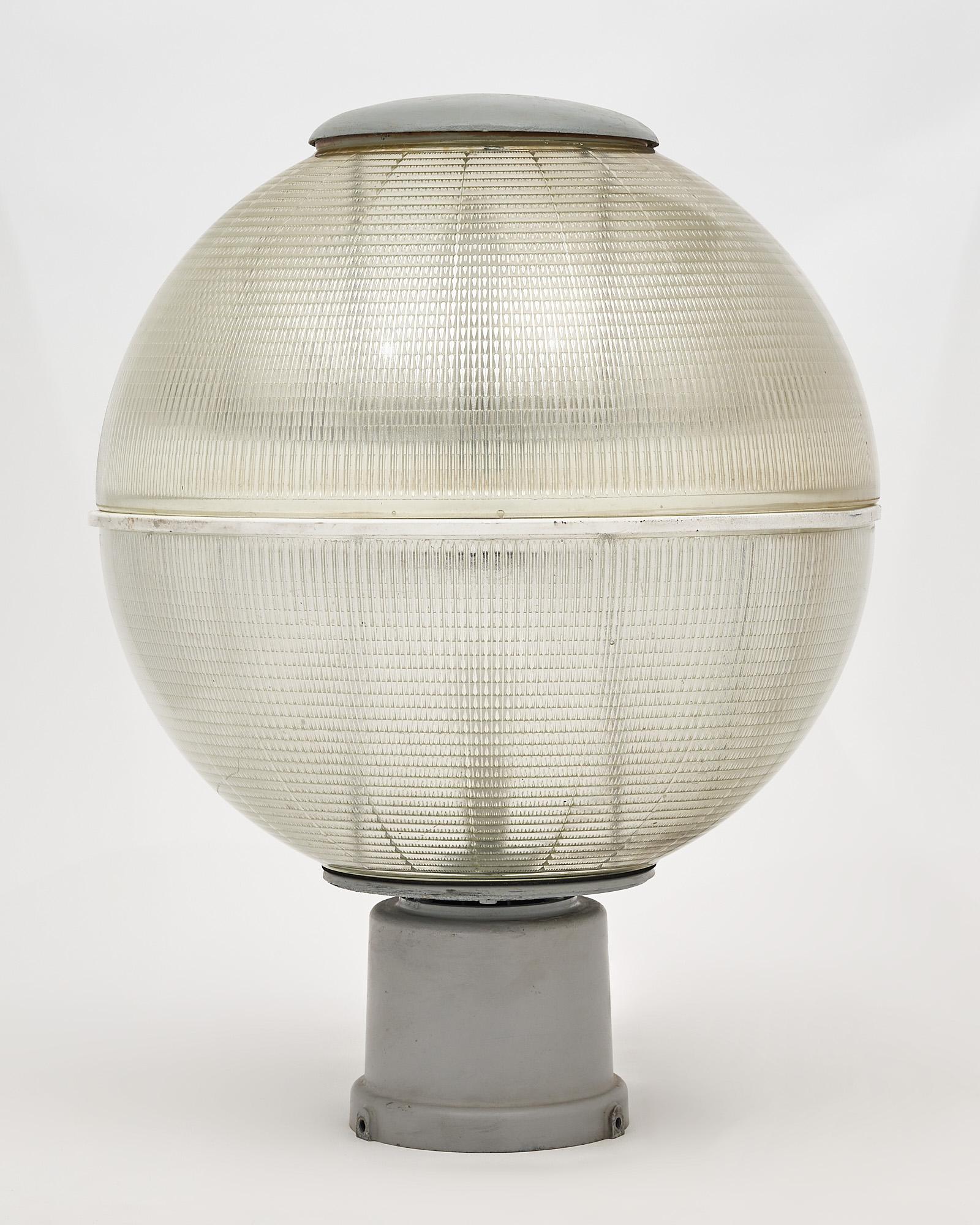 Métal Paire de lampes à globe vintage en holophane de Nice en vente