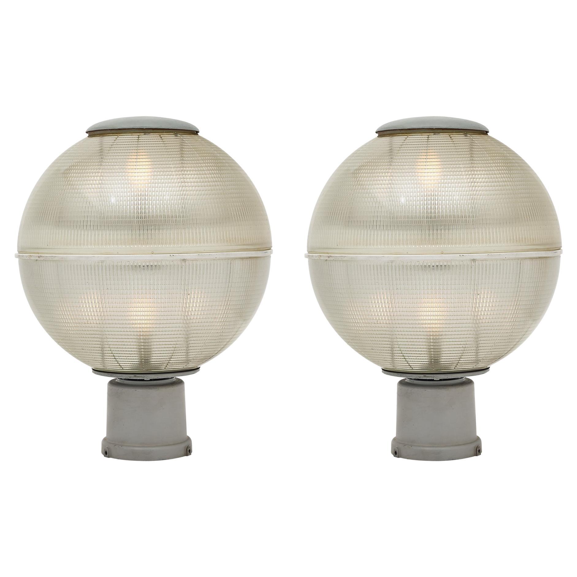 Paire de lampes à globe vintage en holophane de Nice en vente