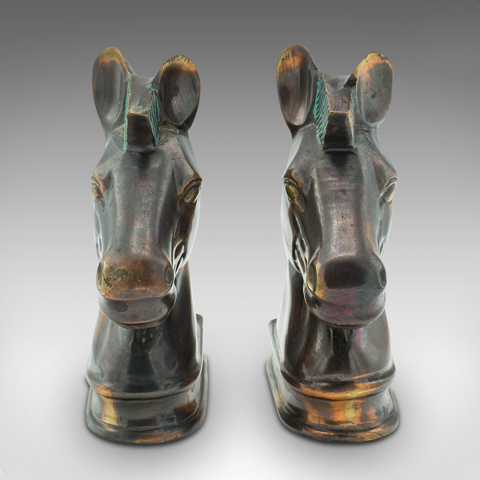 This is a pair of vintage horse bust bookends. An English, cast brass decorative novel rest, dating to the late 20th century, circa 1970.

Wonderful equine interest with great colour, ideal for the desktop
Displaying a desirable aged patina and