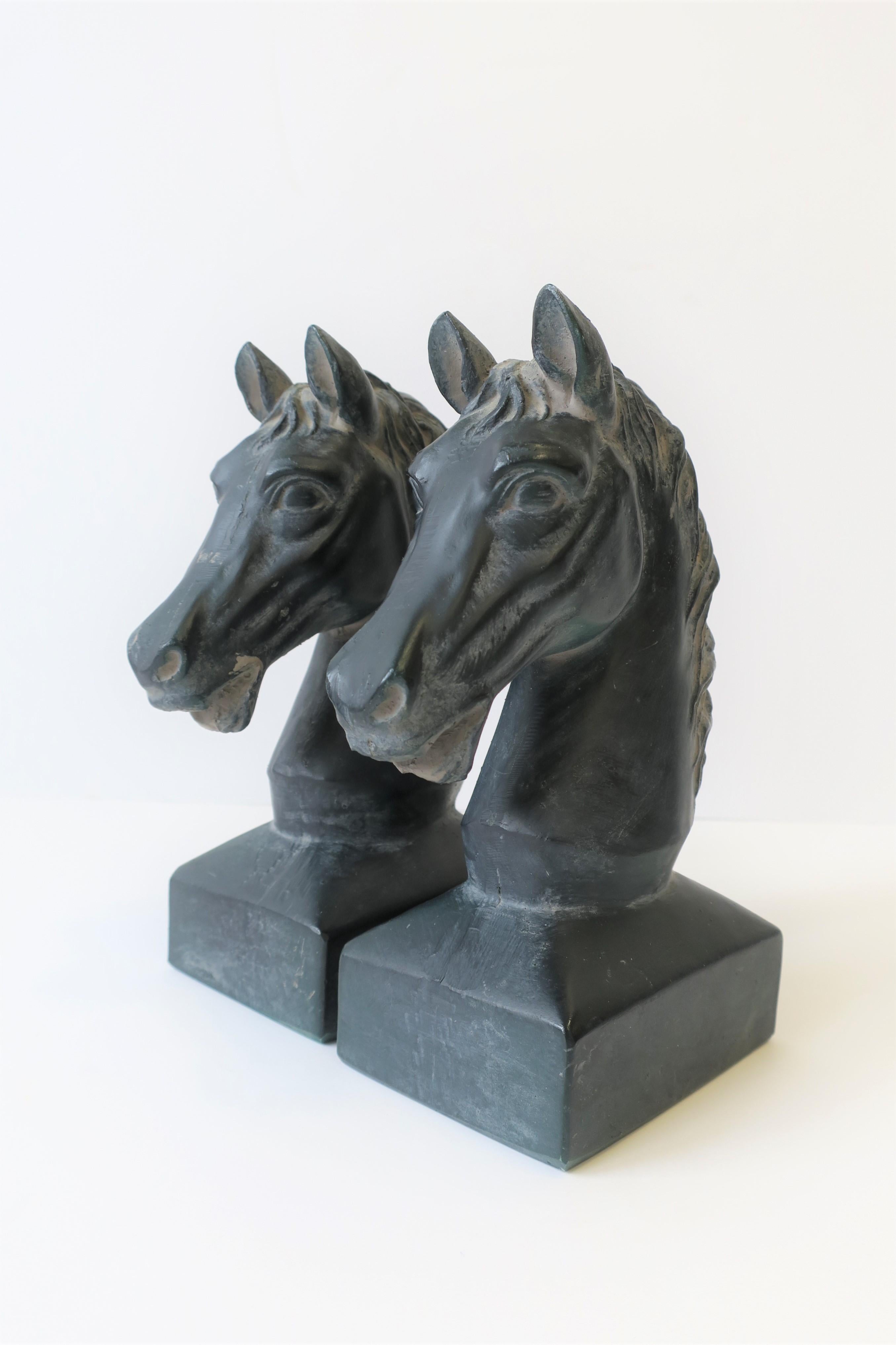 A vintage pair of dark green or 'hunter' green horse or equine bookends. 

Each measure: 3 in. W x 5.25 D x 8 in. H.

       