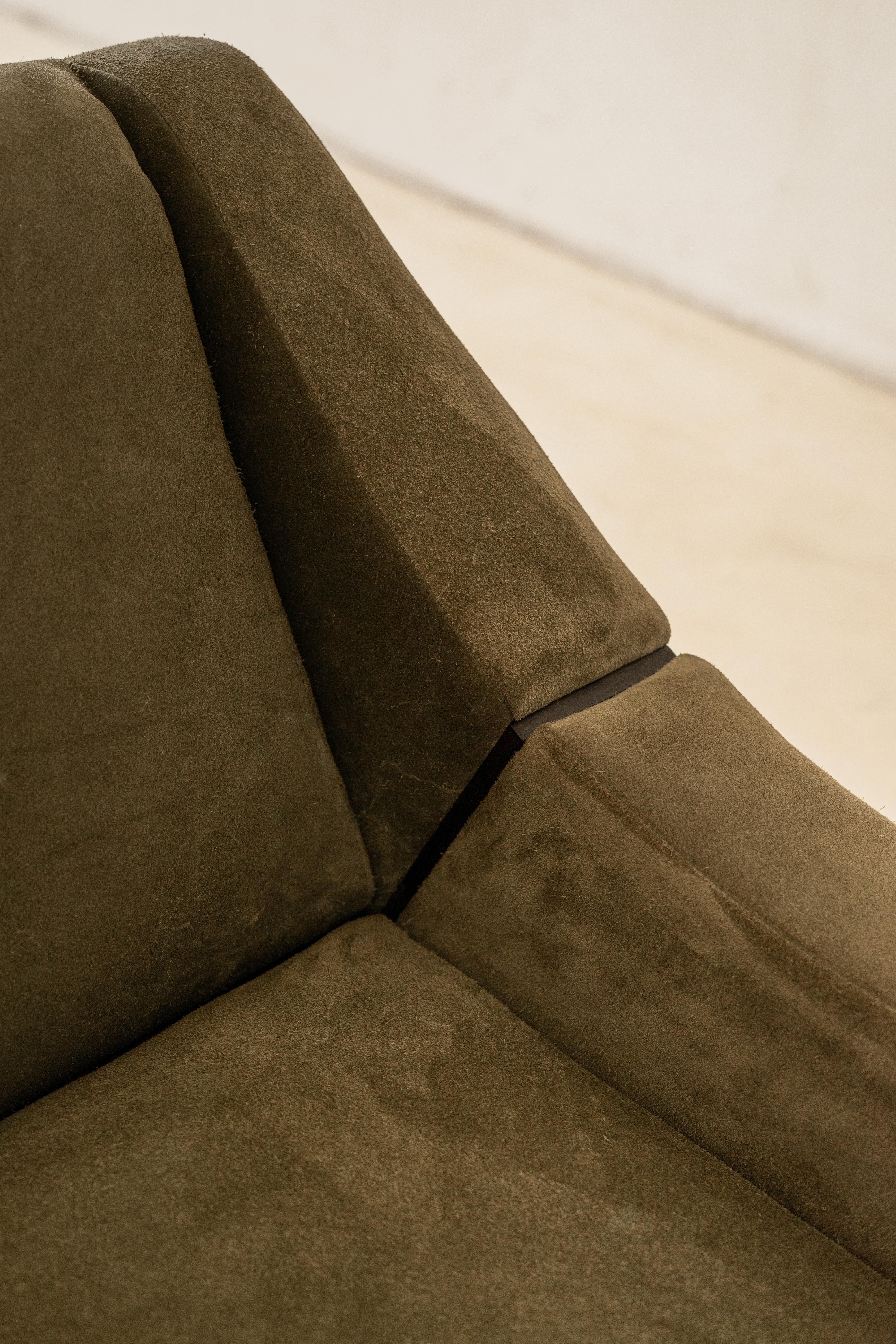 Esta pareja de sillones Imbuia fue fabricada en la década de 1960 por la empresa brasileña Móveis Cimo, pionera en la industrialización brasileña del mueble.

Este sillón tiene mucho encanto, ya que presenta el asiento y el respaldo como una sola