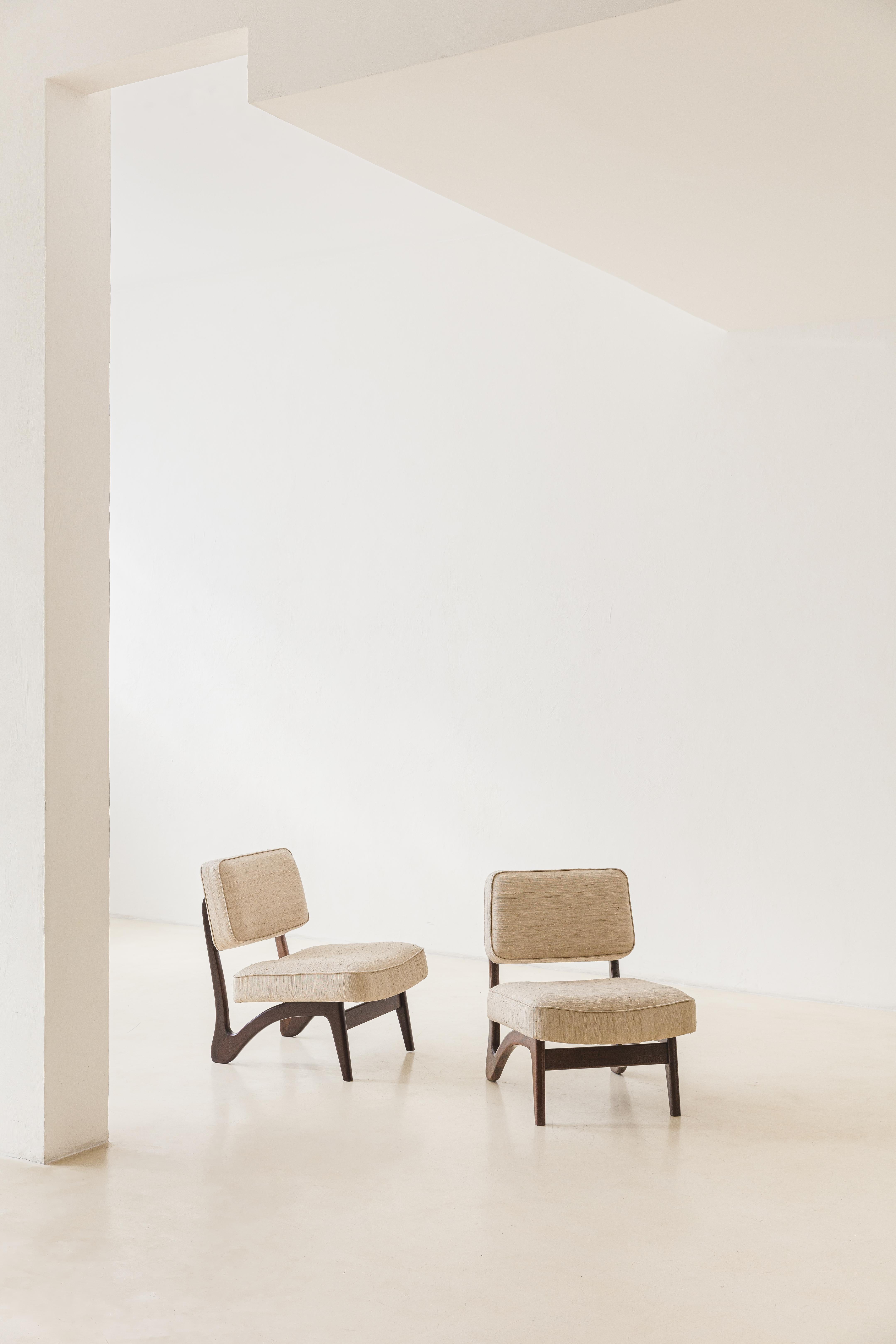 Este par de sillones Imbuia Lounge fue diseñado por Martin Zipperer en 1950 y fabricado por la empresa brasileña Móveis Cimo, pionera en la industrialización brasileña del mueble. Forma parte del Grupo Tapizado nº 8.137 del catálogo de Cimo.

Este