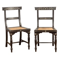 Paire de  Chaises d'appoint indiennes vintage teintés noires avec incrustation de nacre