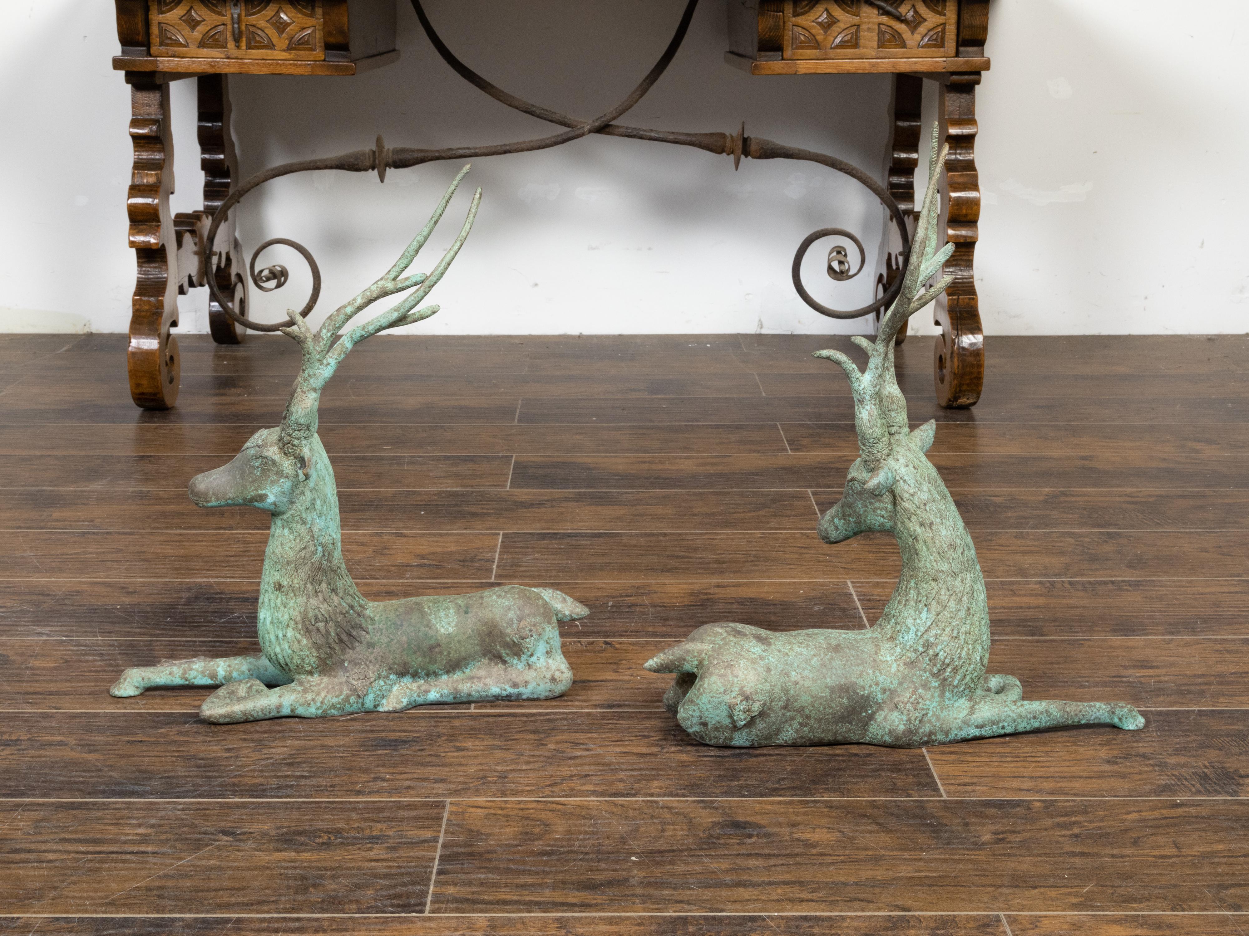 Patiné Paire de sculptures de jardin indiennes vintage en bronze en forme de cerf avec patine vert-de-gris en vente