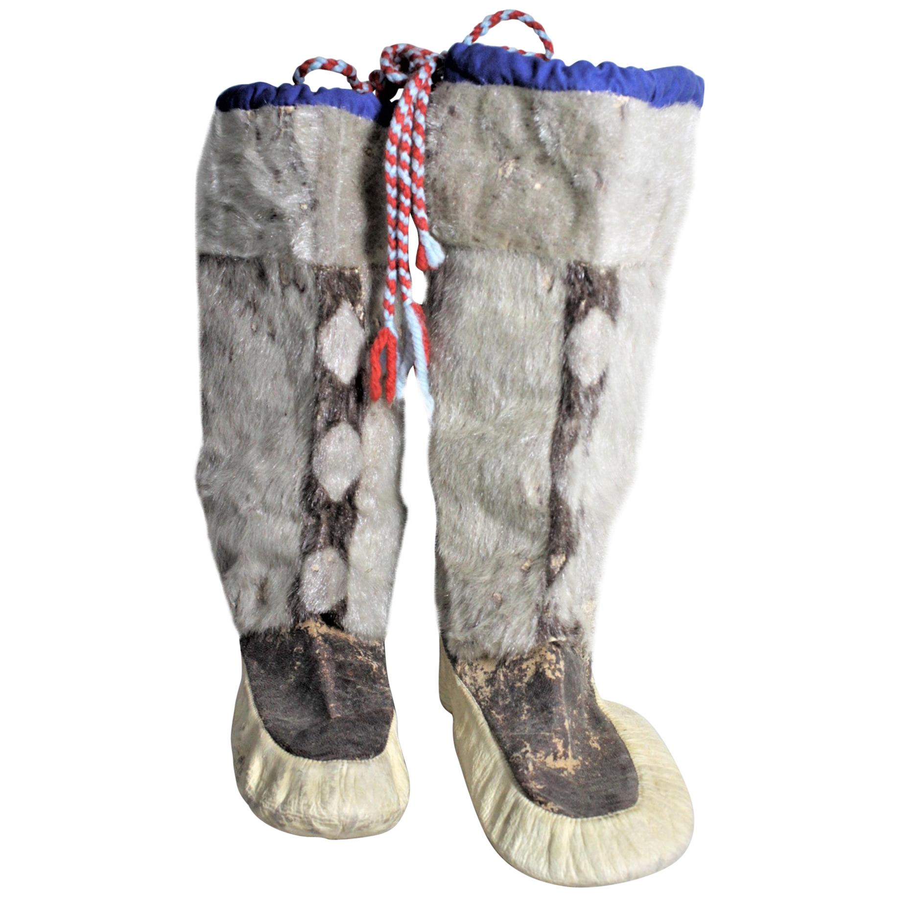 Ein Paar indigene amerikanische Inuit Mukluks oder Stiefel im Vintage-Stil