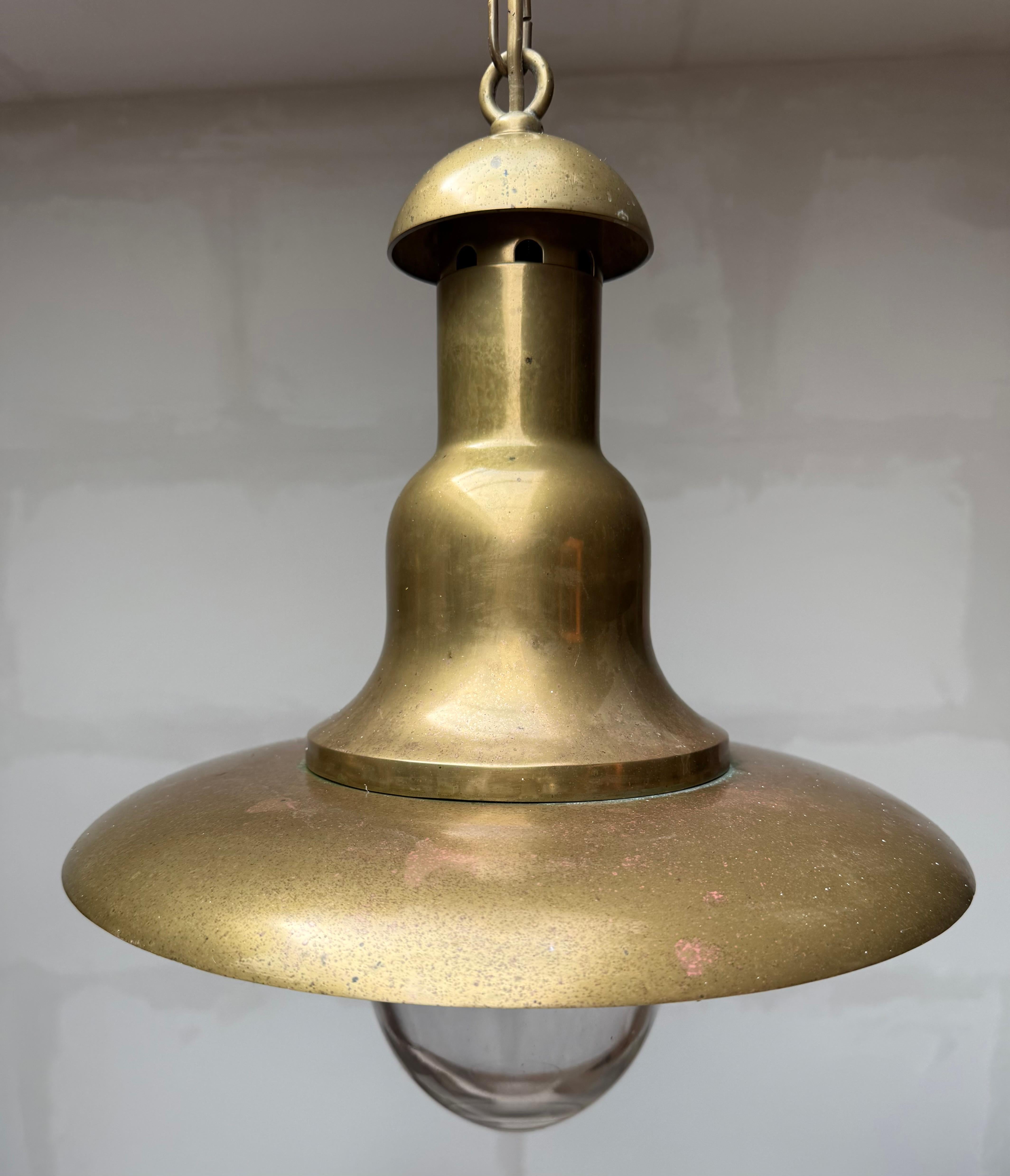 Coppia di luci a sospensione industriali in rame vintage degli anni '60 circa con cupole in vetro soffiato in vendita 4
