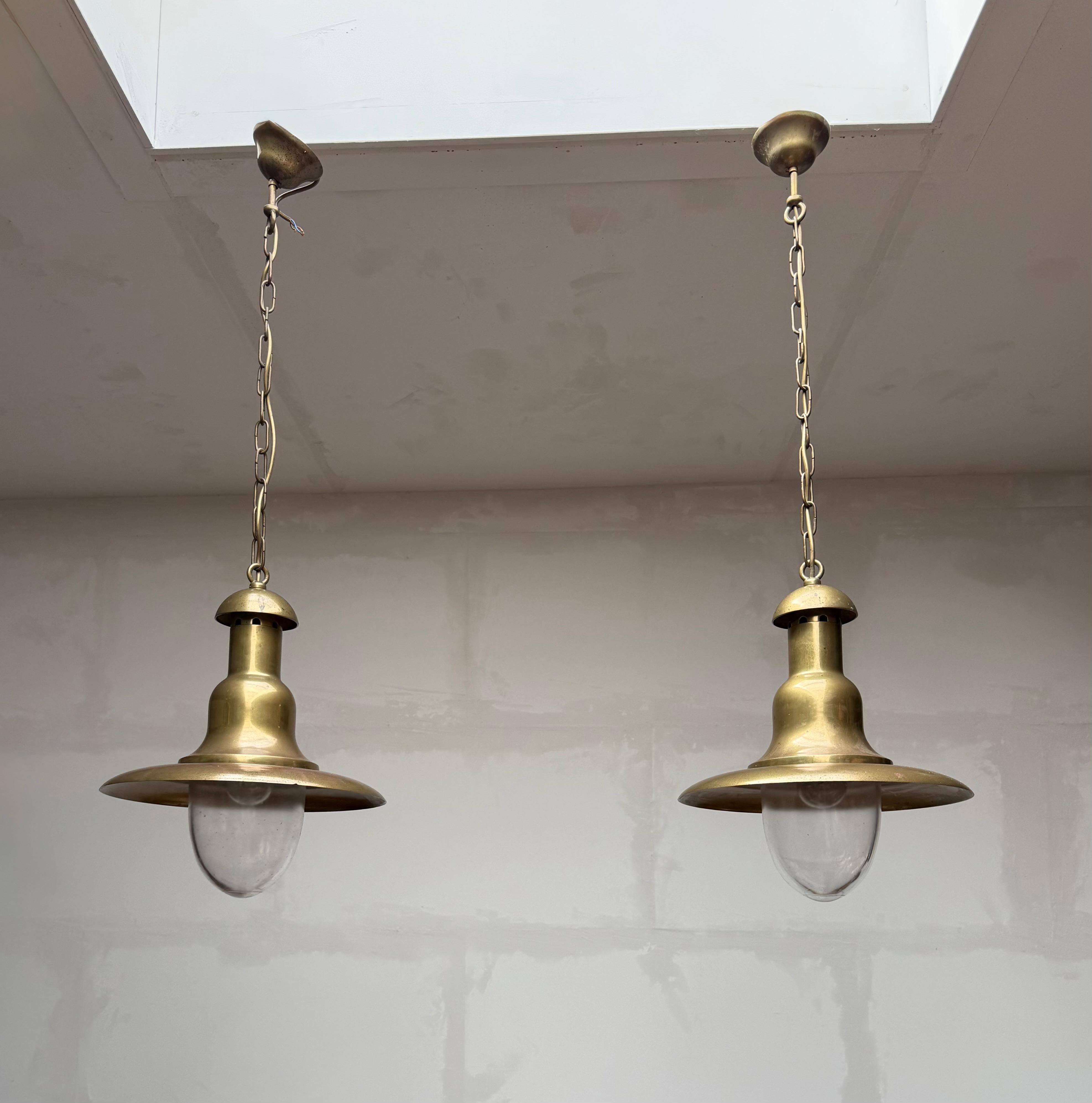 Coppia di luci a sospensione industriali in rame vintage degli anni '60 circa con cupole in vetro soffiato in vendita 6