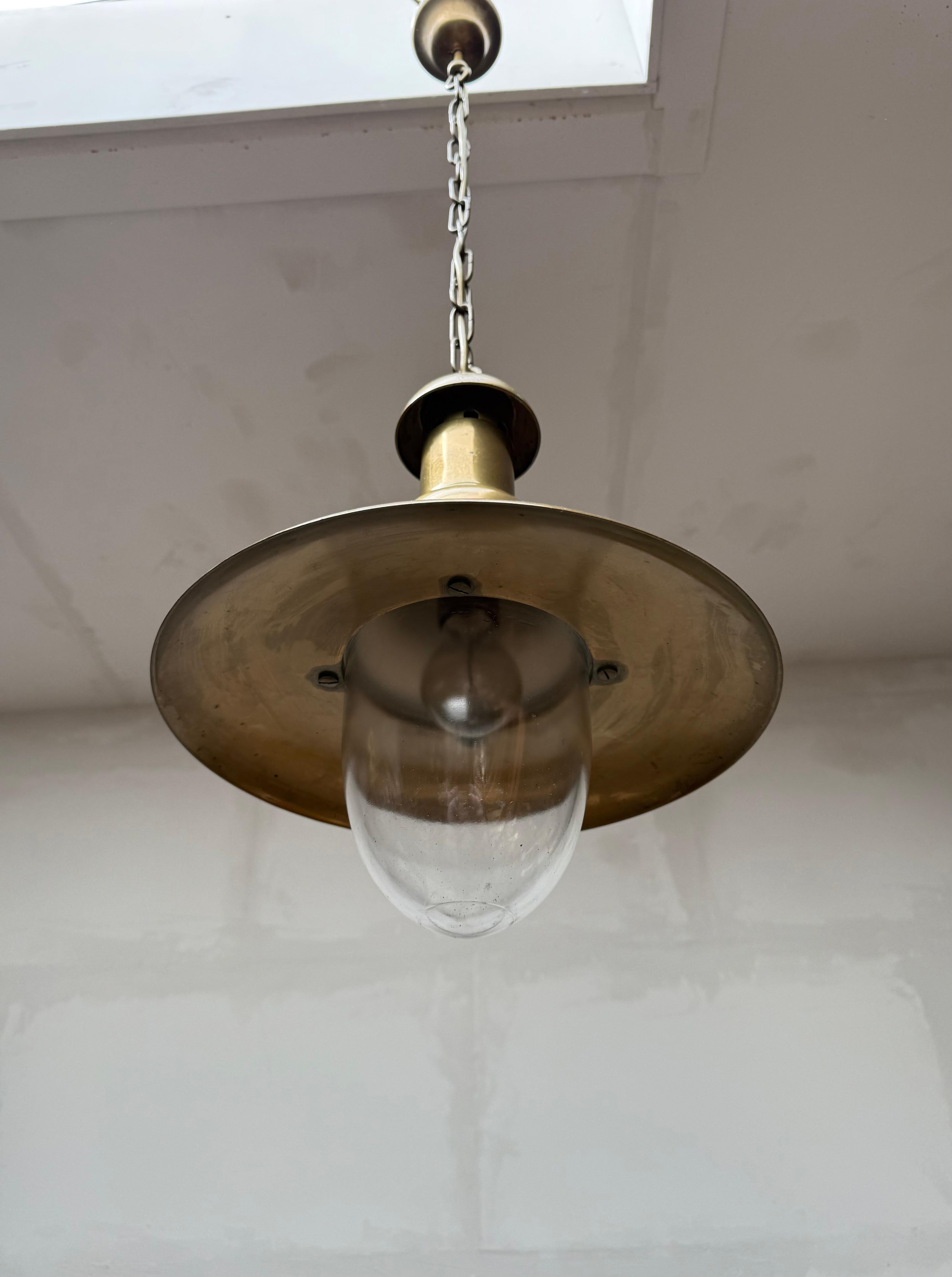 Coppia di luci a sospensione industriali in rame vintage degli anni '60 circa con cupole in vetro soffiato in vendita 7