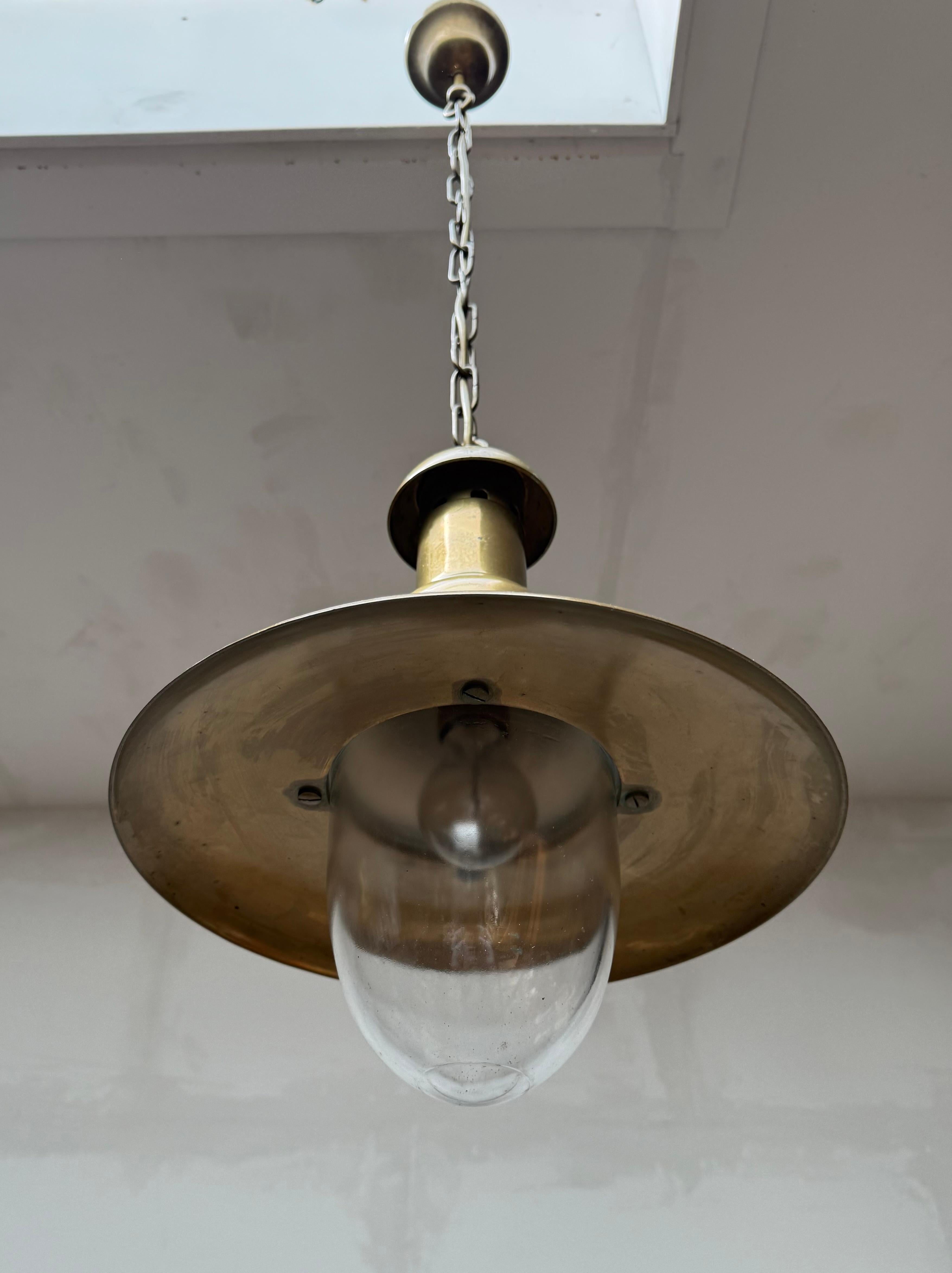 Coppia di luci a sospensione industriali in rame vintage degli anni '60 circa con cupole in vetro soffiato in vendita 8