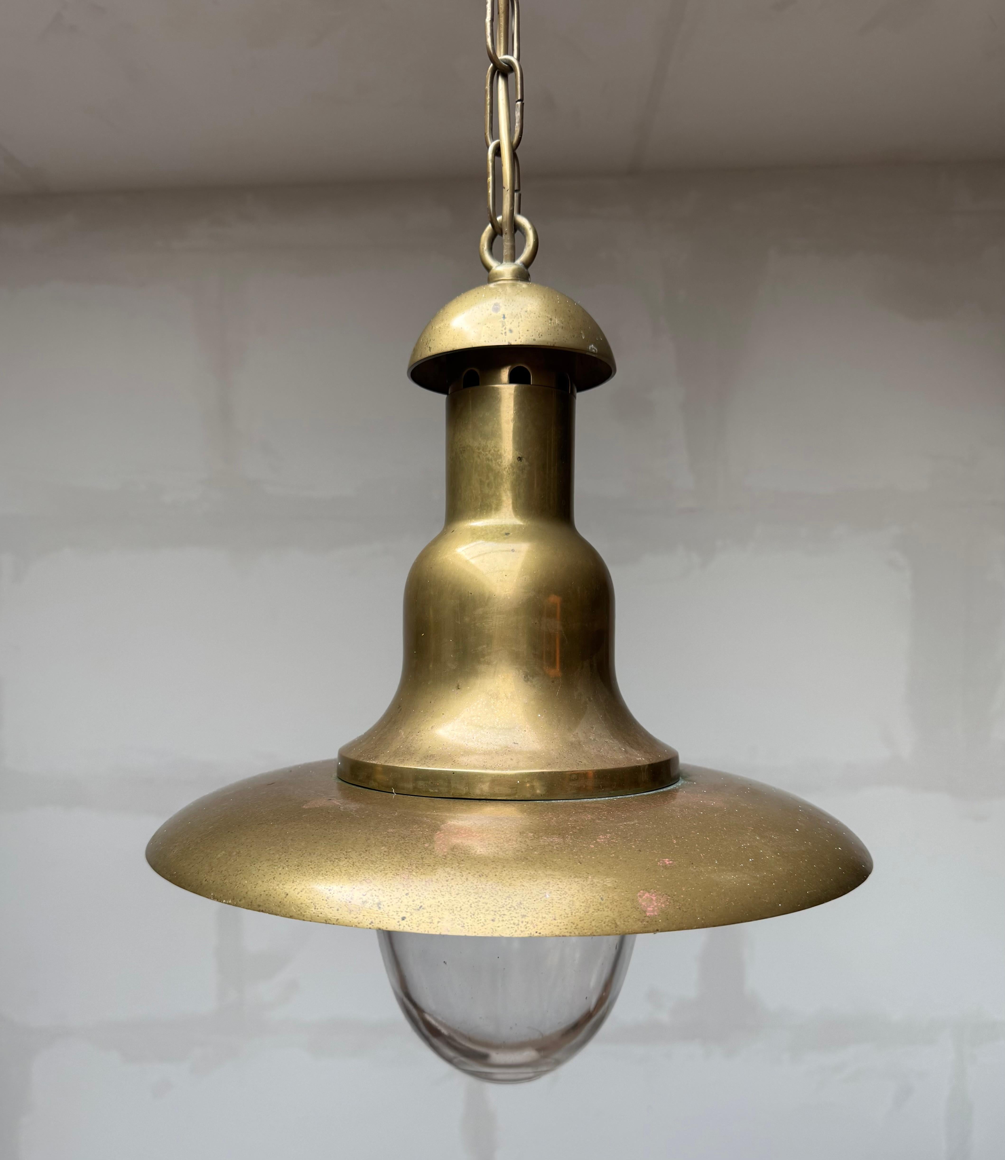 Europeo Coppia di luci a sospensione industriali in rame vintage degli anni '60 circa con cupole in vetro soffiato in vendita