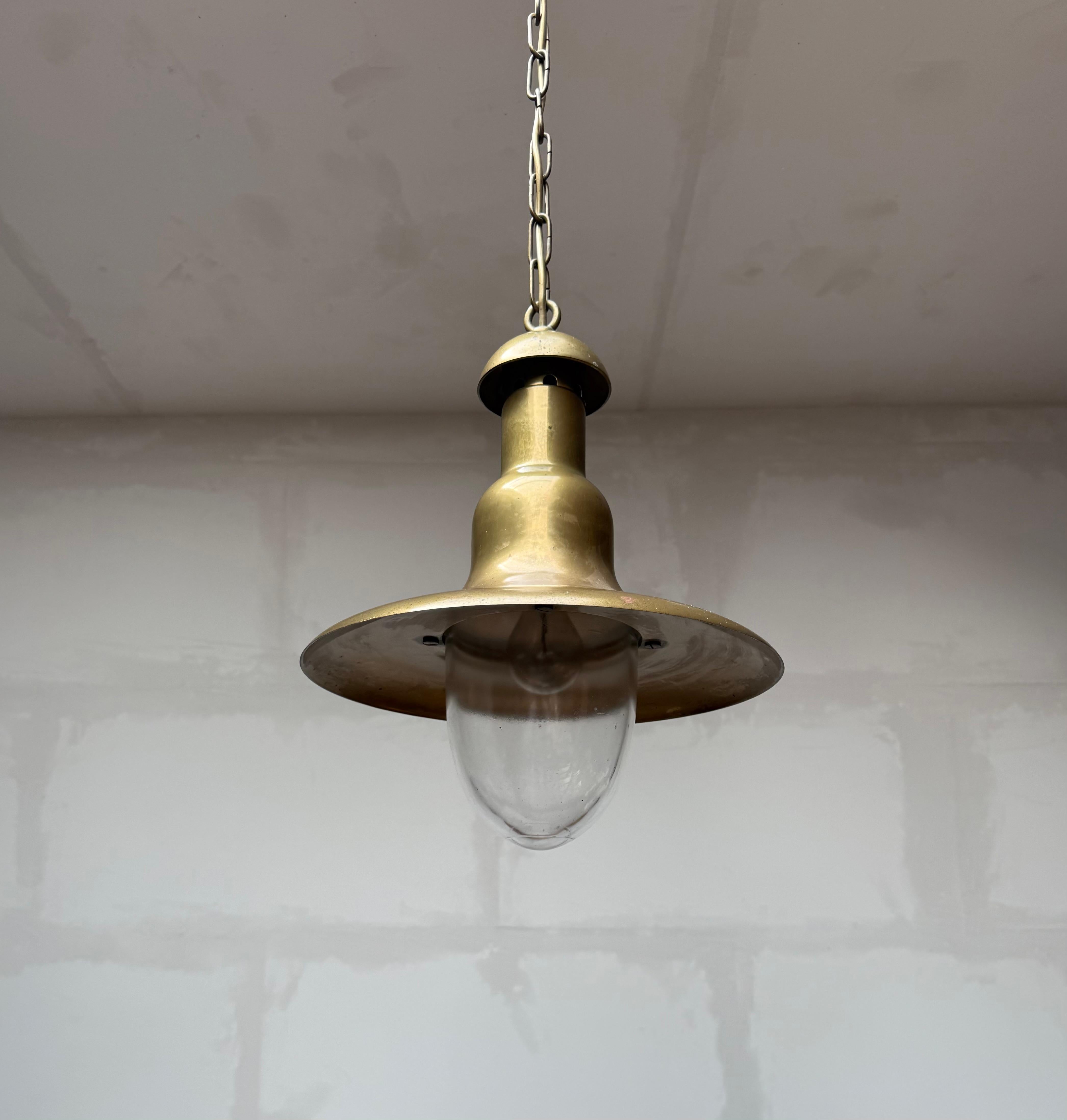 Fatto a mano Coppia di luci a sospensione industriali in rame vintage degli anni '60 circa con cupole in vetro soffiato in vendita