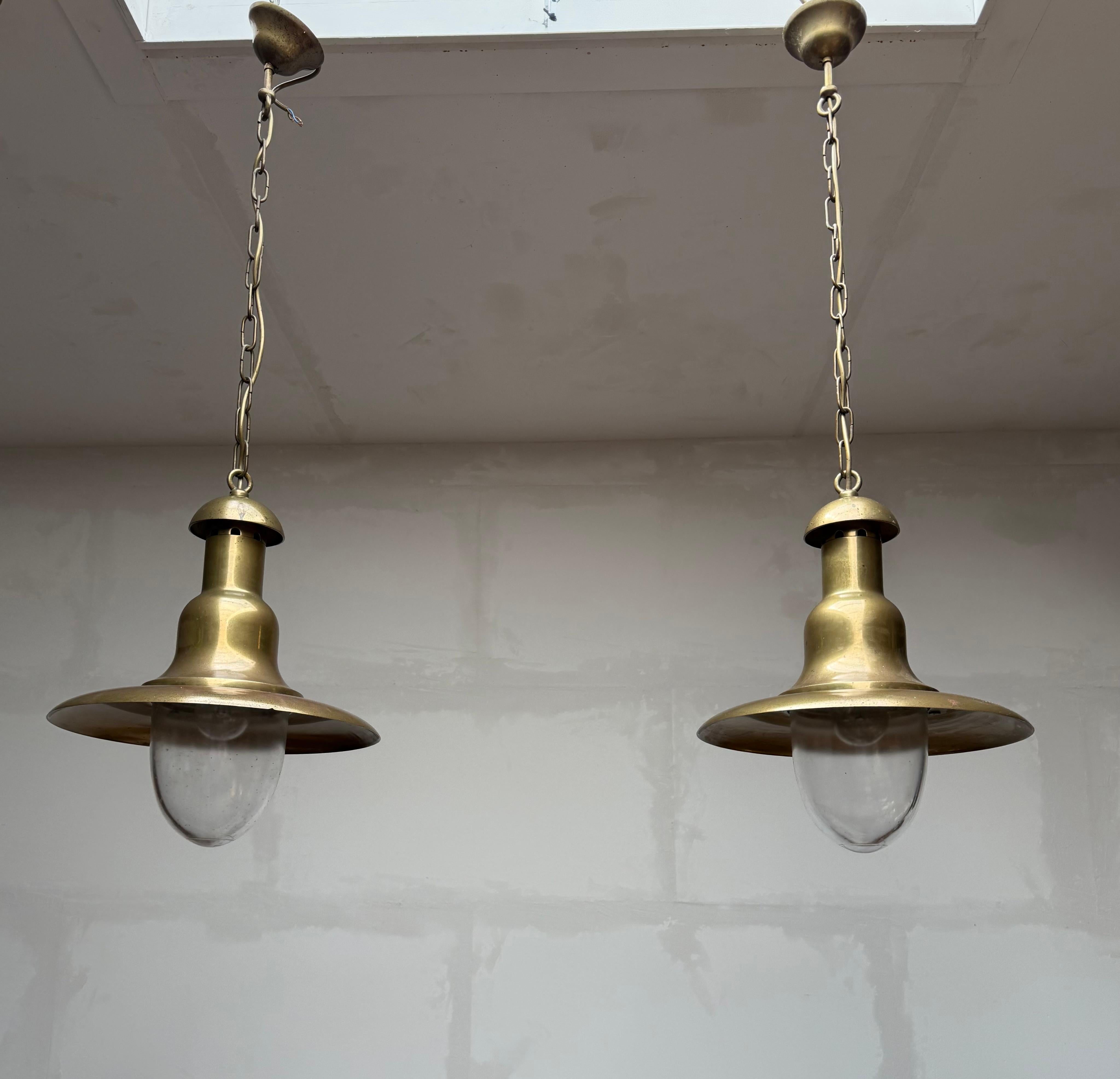 XX secolo Coppia di luci a sospensione industriali in rame vintage degli anni '60 circa con cupole in vetro soffiato in vendita