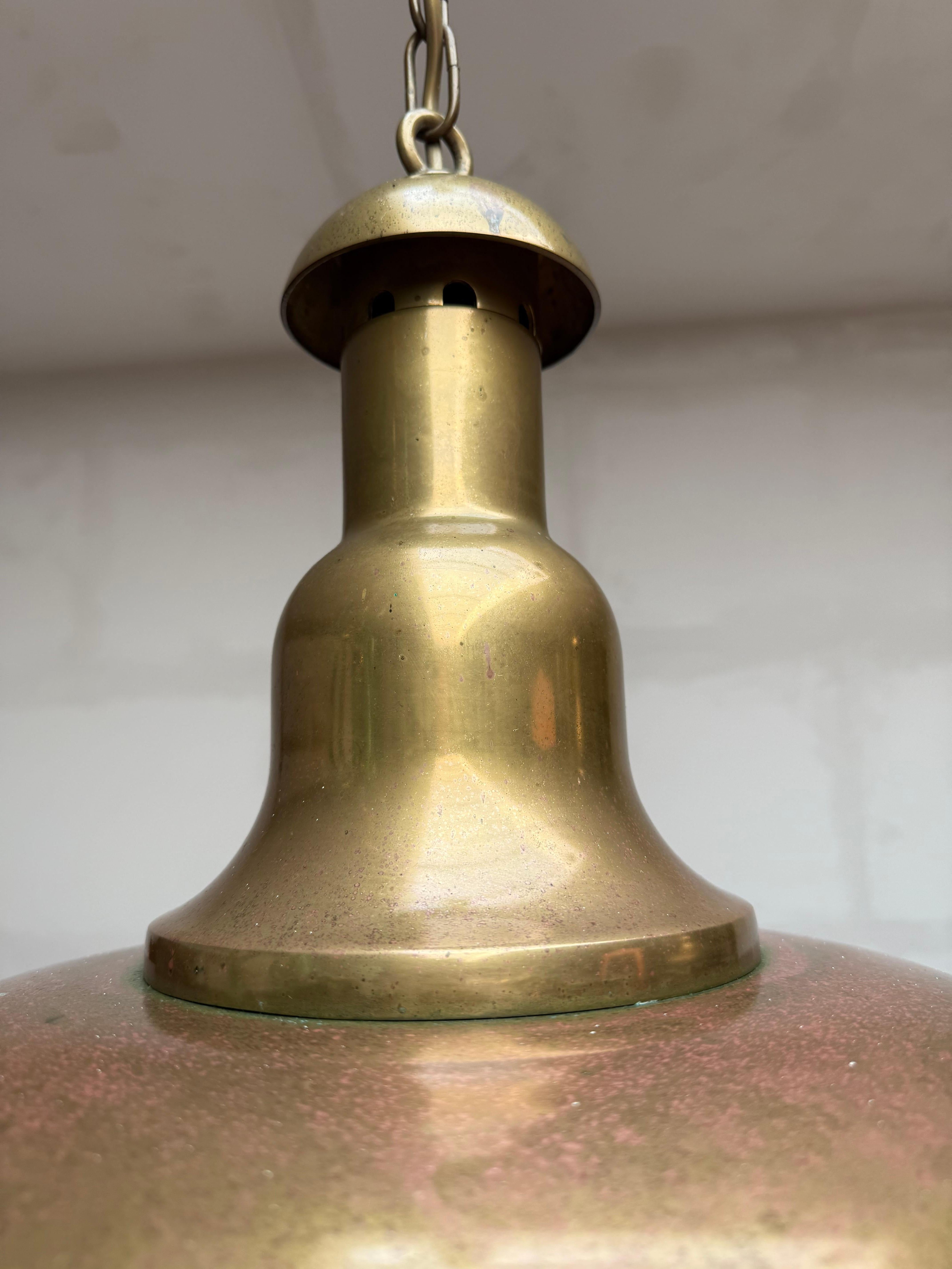 Vetro Coppia di luci a sospensione industriali in rame vintage degli anni '60 circa con cupole in vetro soffiato in vendita