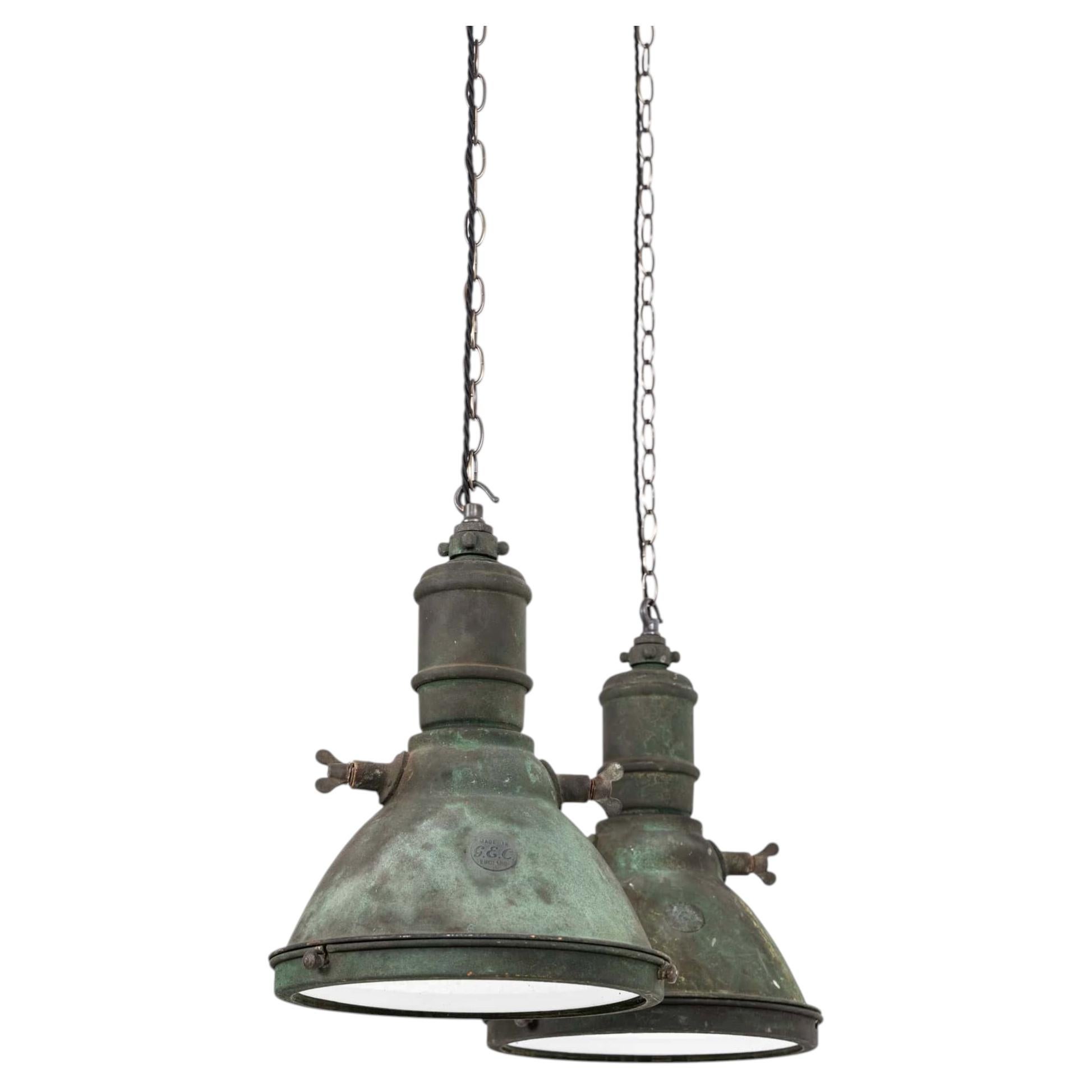 Coppia di lampade a sospensione industriali d'epoca GEC / GECoRAY in rame Verdigris, C.C. 1930 in vendita