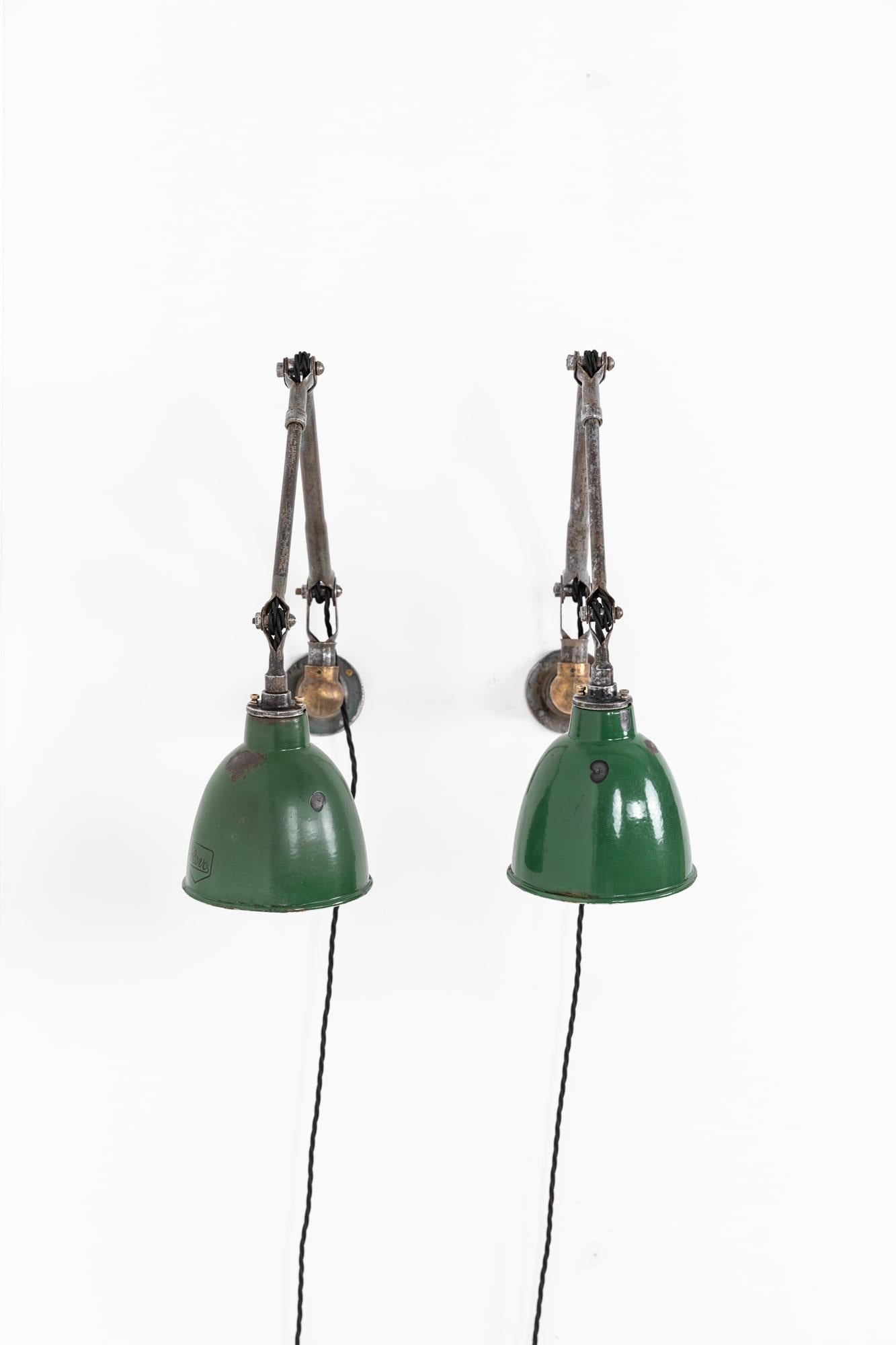 

Pareja de lámparas industriales de taller fabricadas en Inglaterra por REVO. c.1930

En buen estado original y con mucho carácter. La pantalla esmaltada en verde vítreo presenta signos de envejecimiento y uso y lleva la marca del fabricante REVO.