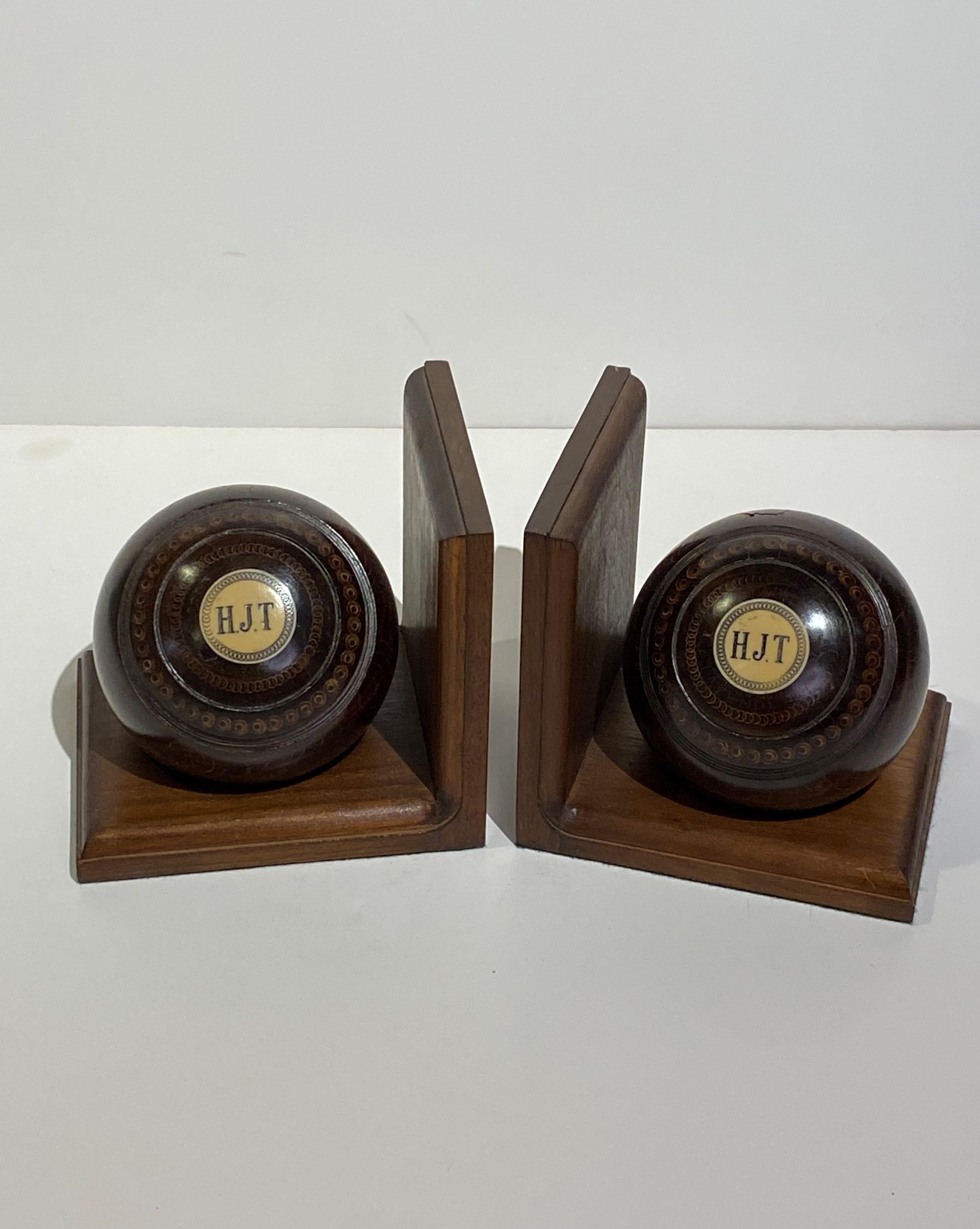 Cette paire de boules de Lignum By Vintage avec initiales, gracieusement mises en valeur sur un support en bois plus récent, rehausse votre bibliothèque d'une touche d'élégance personnalisée et sert de serre-livres.

Fabriquées à partir du meilleur