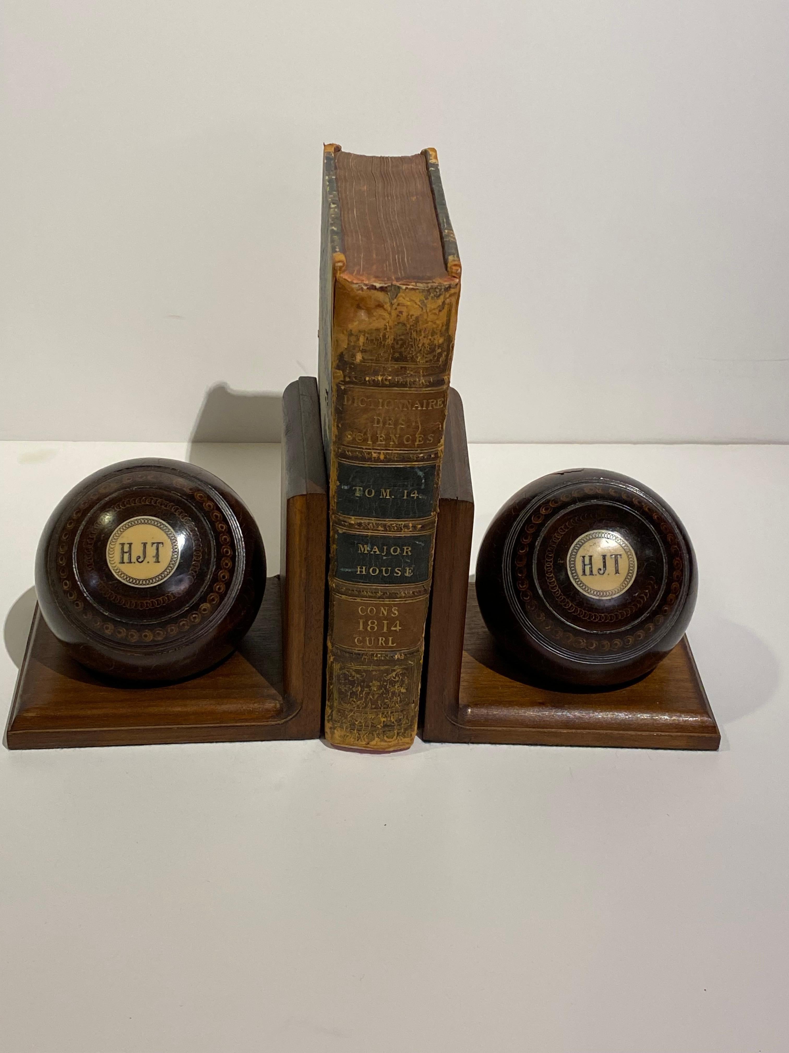Paire de serre-livres Lignum Bacci Balls initiés vintage. Stand Wood d'une date ultérieure. Bon état - En vente à North Salem, NY