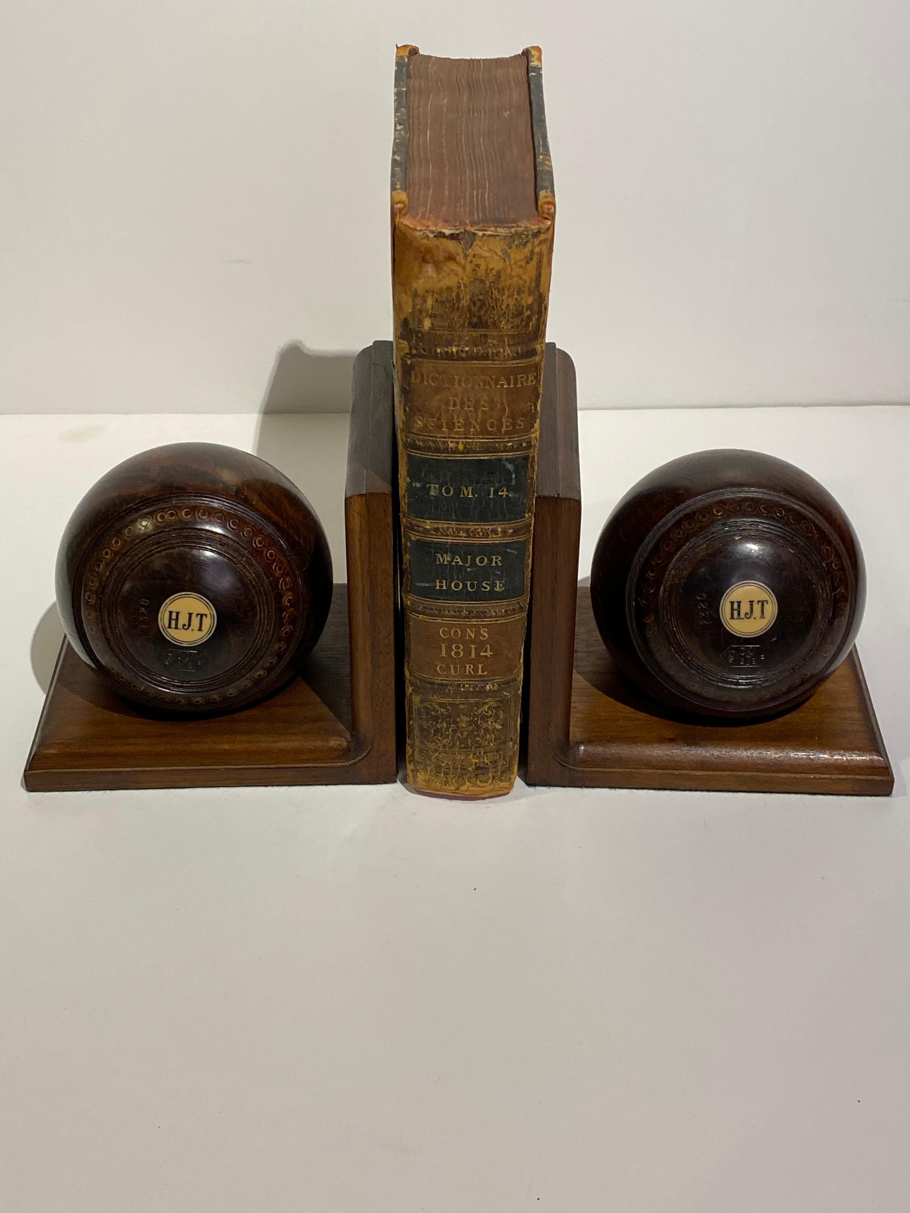 20ième siècle Paire de serre-livres Lignum Bacci Balls initiés vintage. Stand Wood d'une date ultérieure. en vente