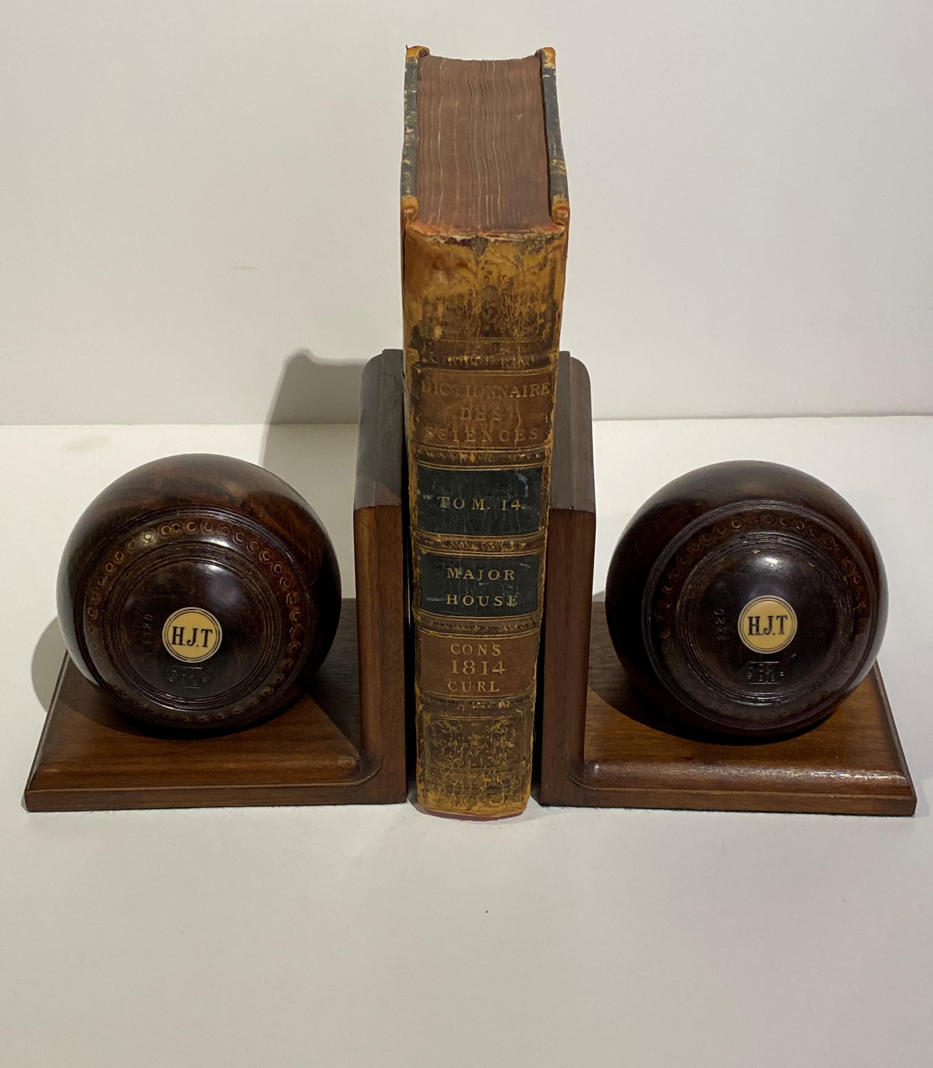 Bois Paire de serre-livres Lignum Bacci Balls initiés vintage. Stand Wood d'une date ultérieure. en vente