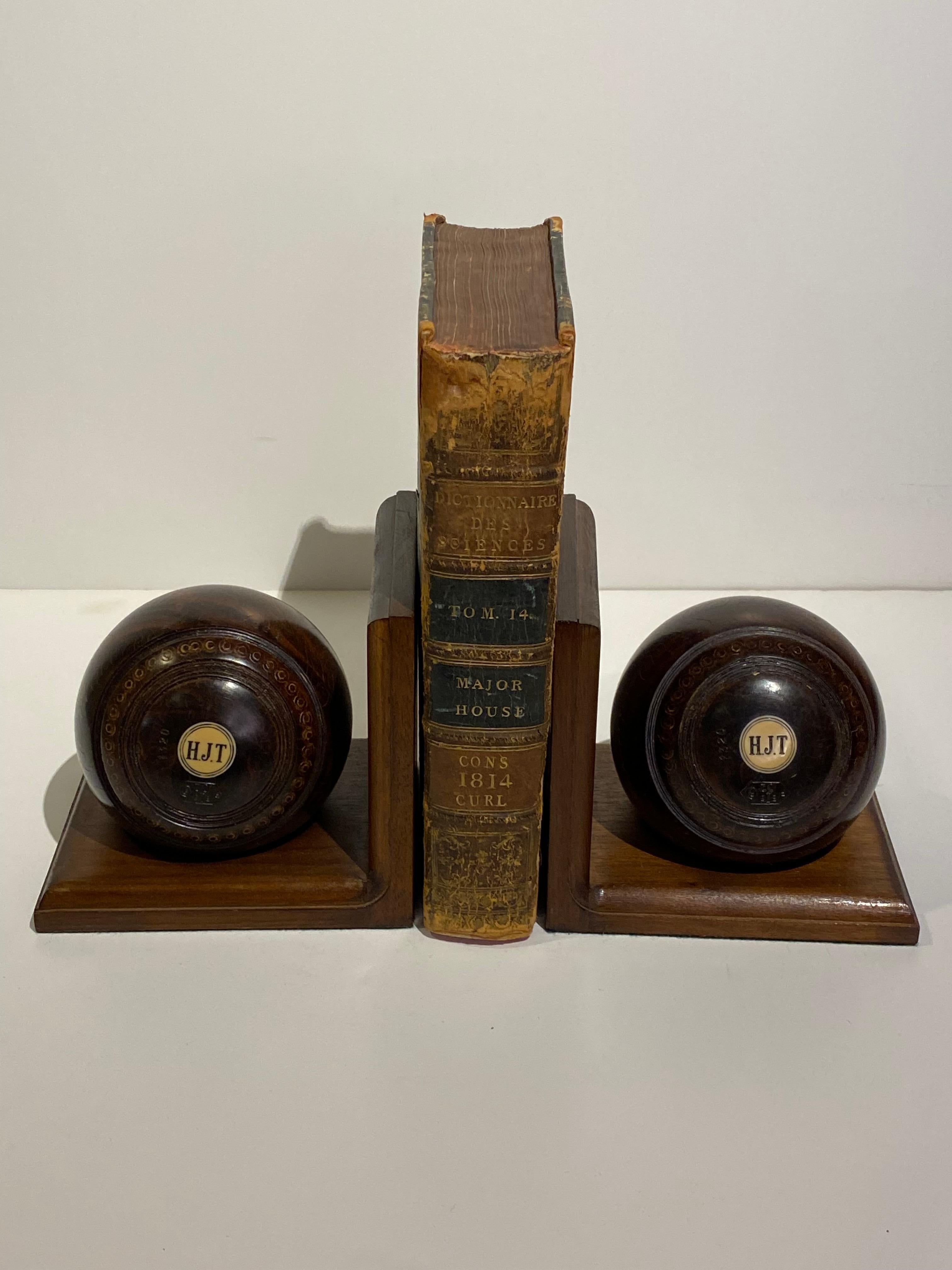 Paire de serre-livres Lignum Bacci Balls initiés vintage. Stand Wood d'une date ultérieure. en vente 1