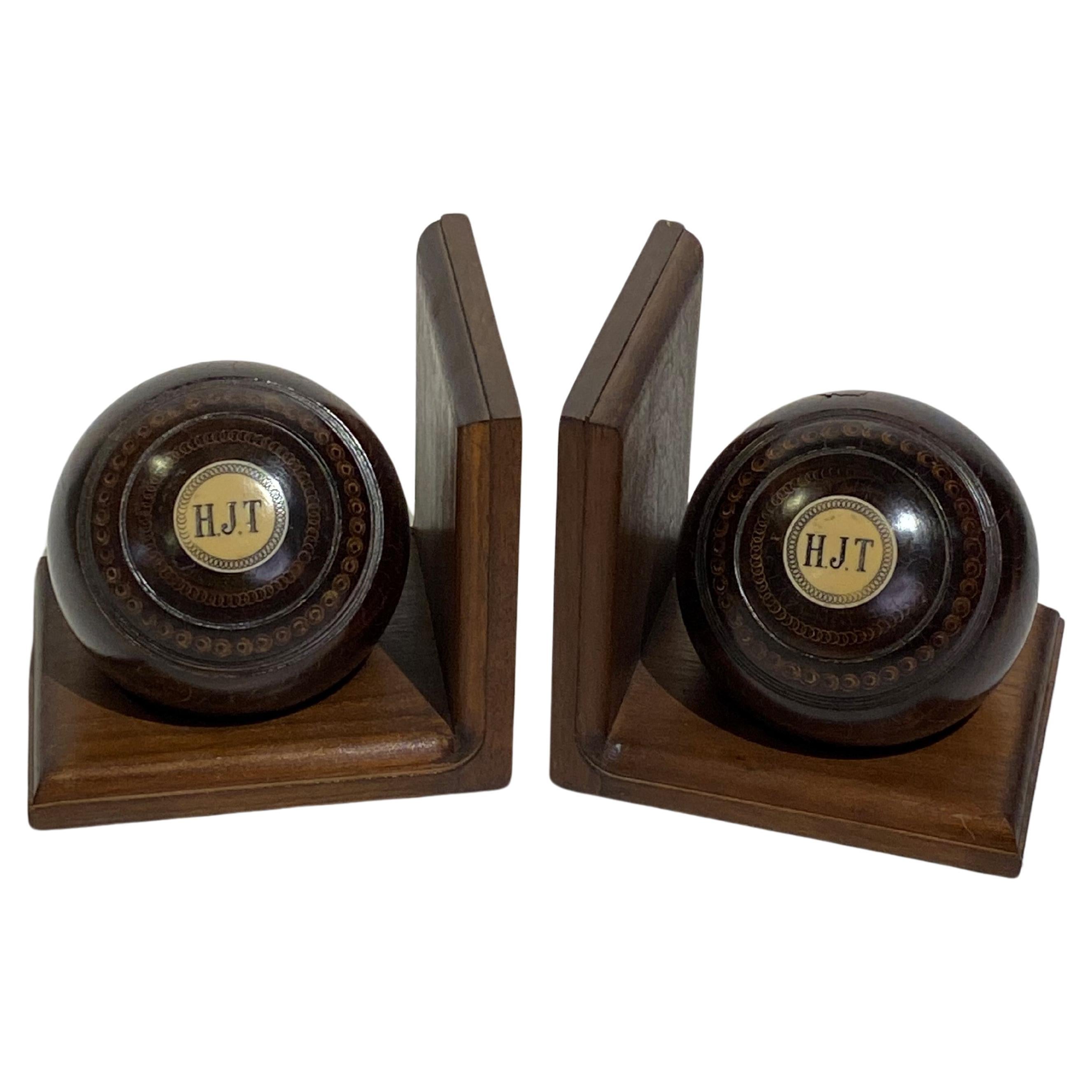 Paire de serre-livres Lignum Bacci Balls initiés vintage. Stand Wood d'une date ultérieure.