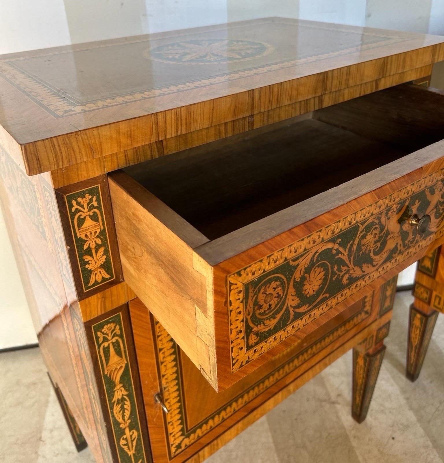 Pair of vintage inlaid Italian neoclassical style commodinis im Angebot 3