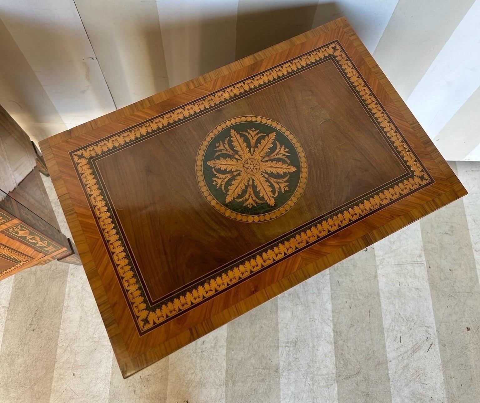 Pair of vintage inlaid Italian neoclassical style commodinis im Angebot 4