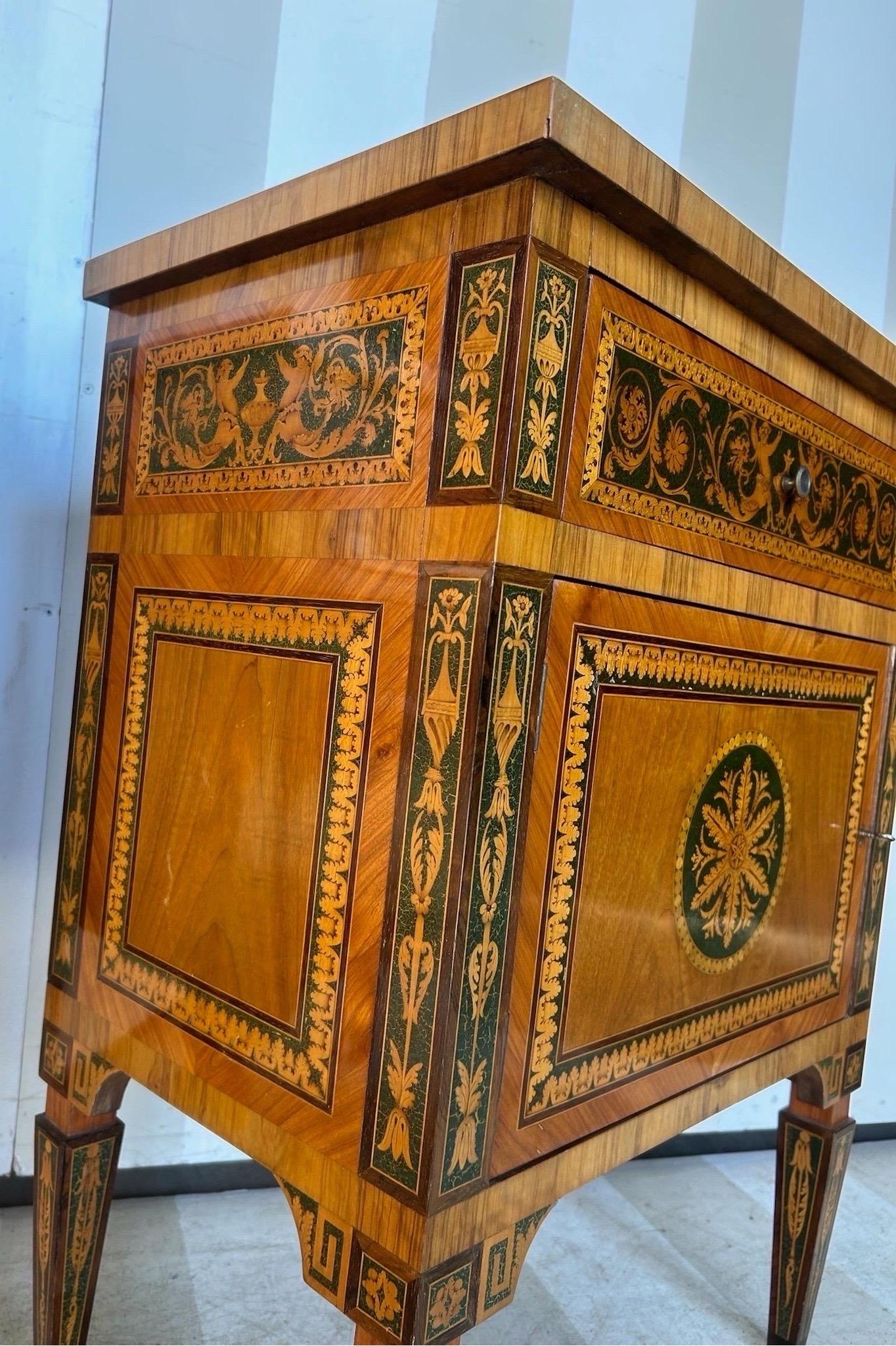 Pair of vintage inlaid Italian neoclassical style commodinis im Angebot 5