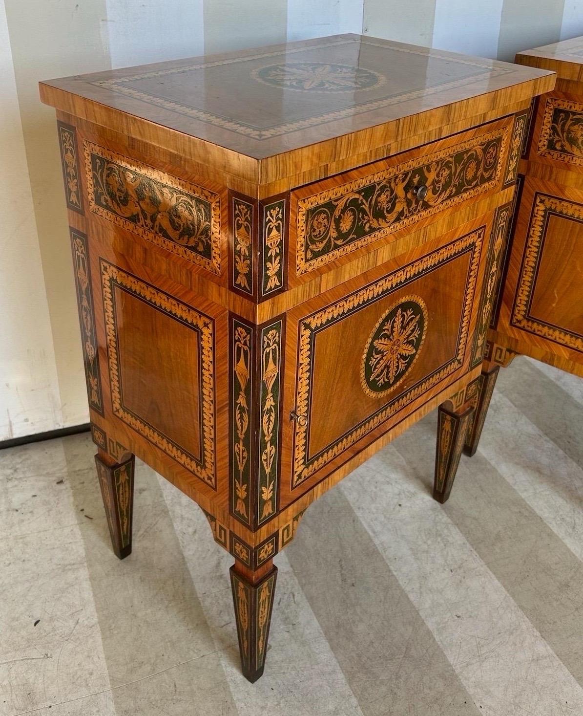 Pair of vintage inlaid Italian neoclassical style commodinis (Neoklassisch) im Angebot