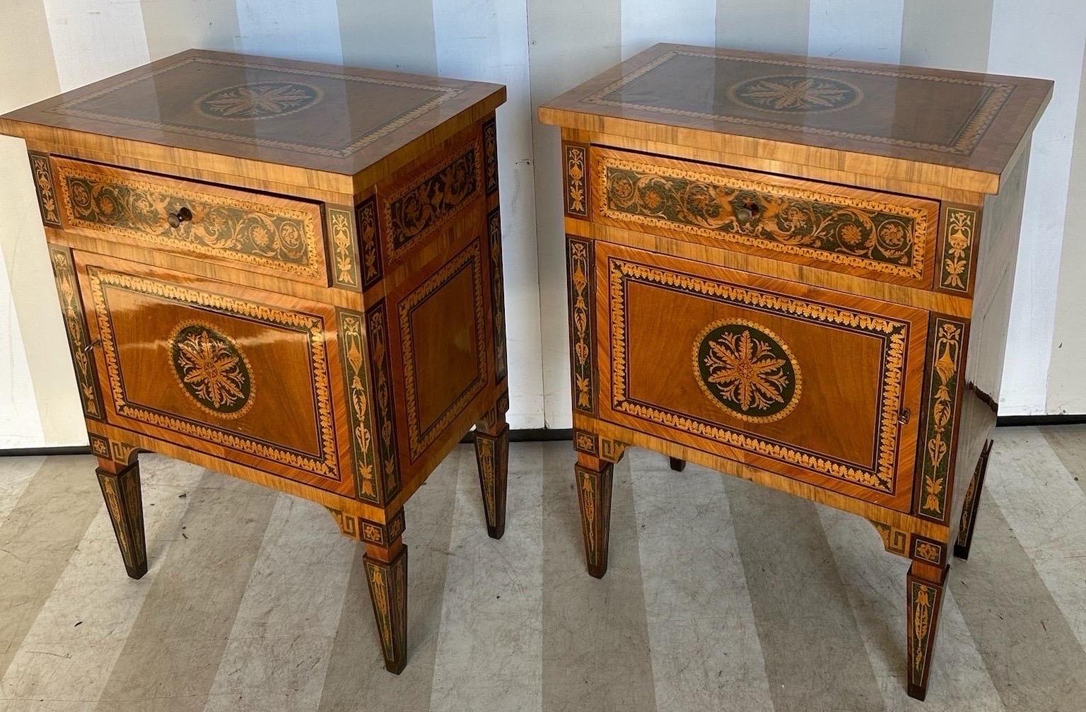 Pair of vintage inlaid Italian neoclassical style commodinis (Italienisch) im Angebot