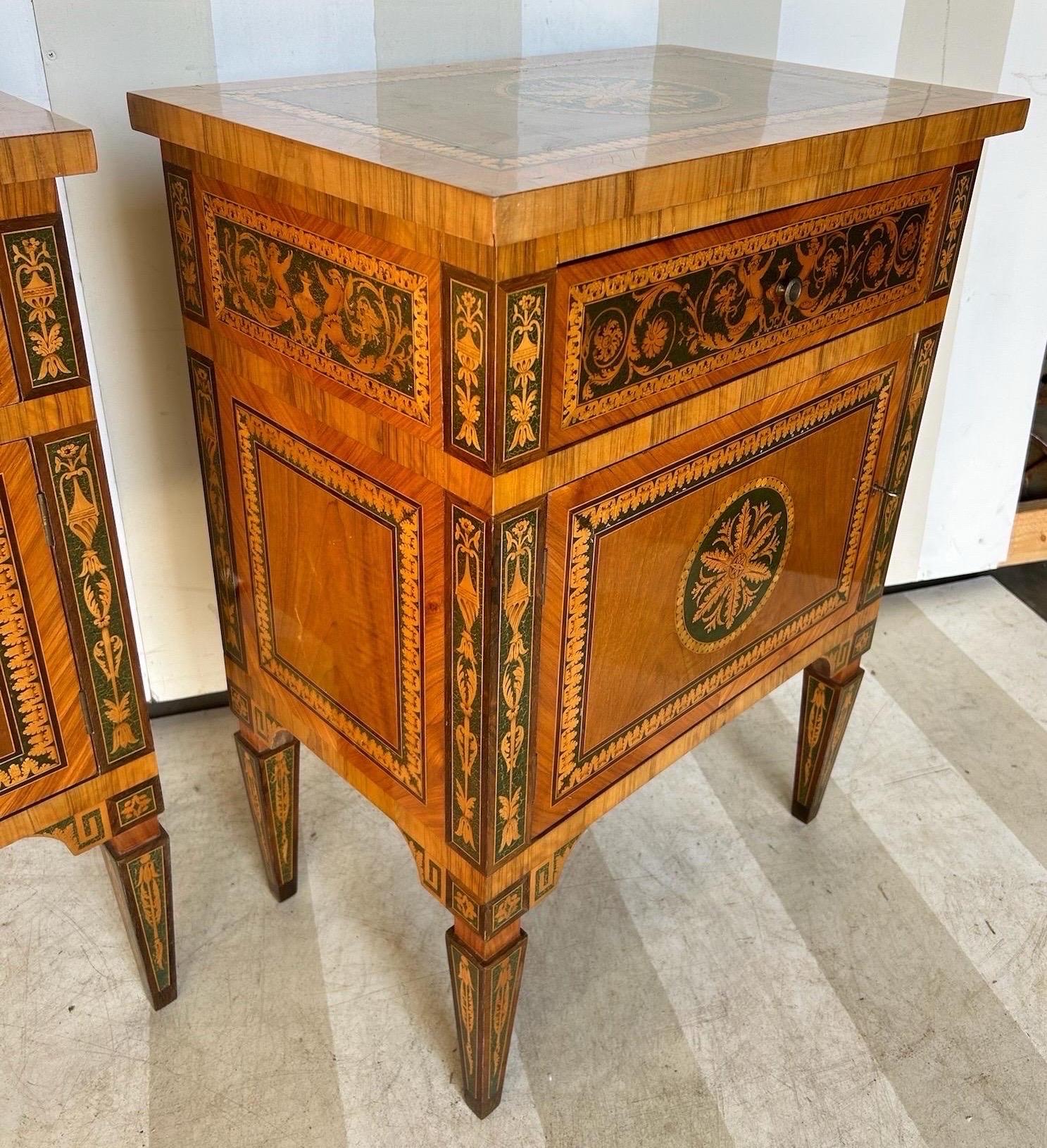 Pair of vintage inlaid Italian neoclassical style commodinis im Zustand „Gut“ im Angebot in Richmond, VA