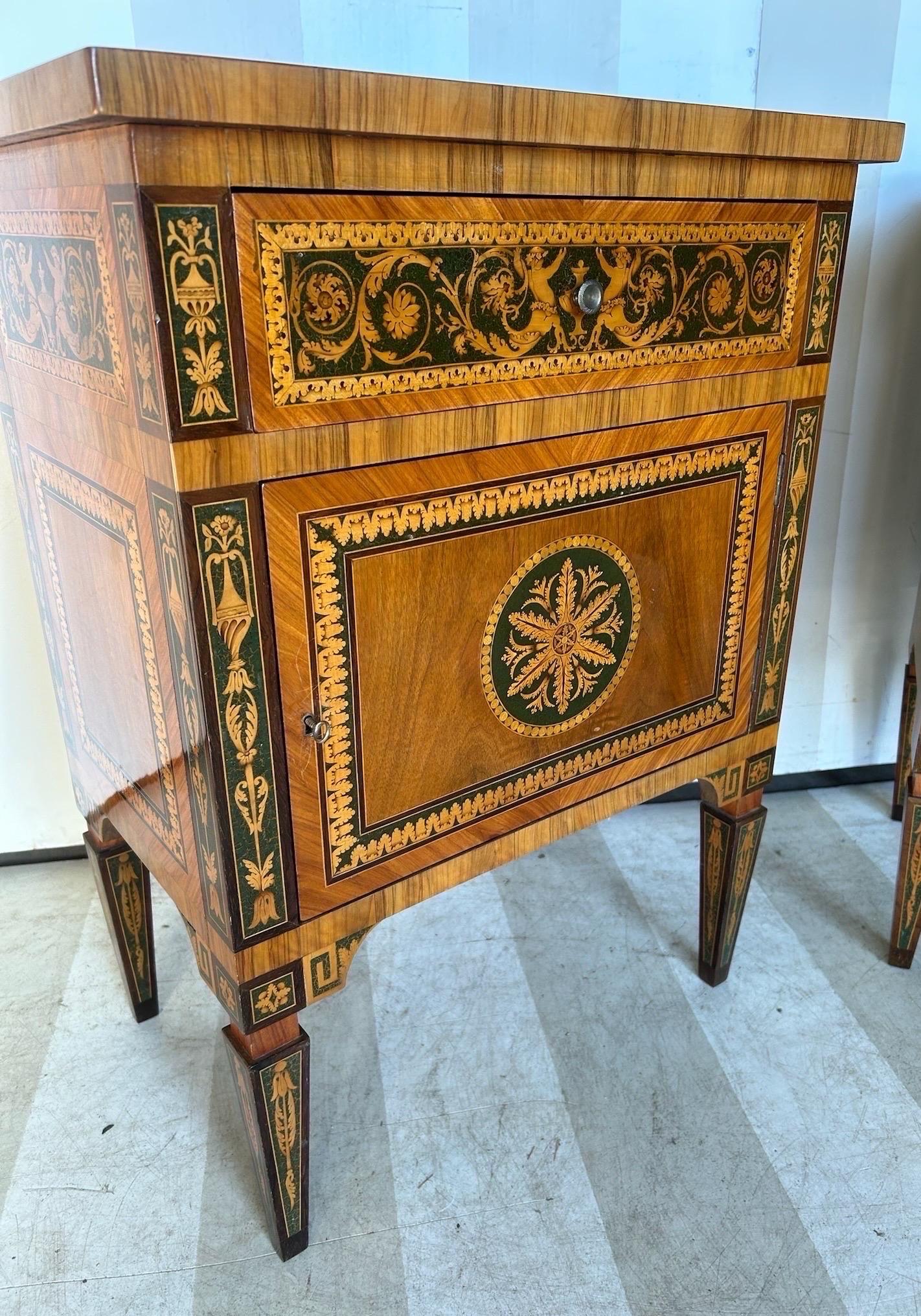 Pair of vintage inlaid Italian neoclassical style commodinis (20. Jahrhundert) im Angebot