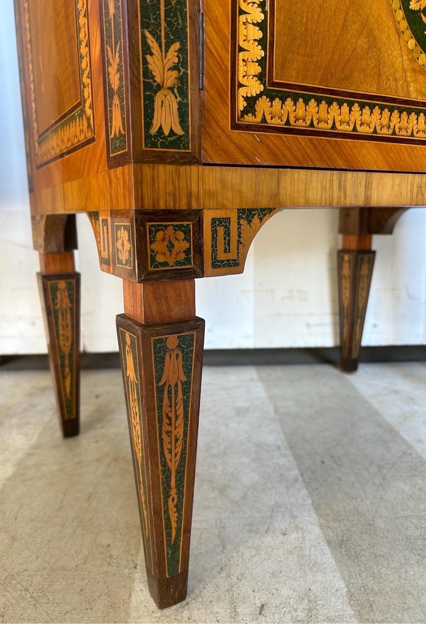 Pair of vintage inlaid Italian neoclassical style commodinis im Angebot 1