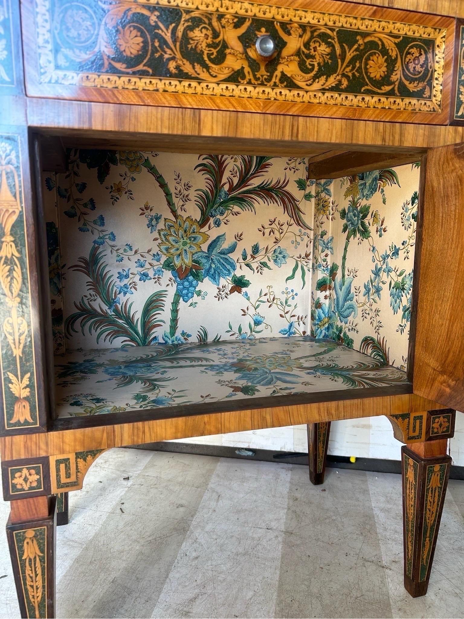 Pair of vintage inlaid Italian neoclassical style commodinis im Angebot 2