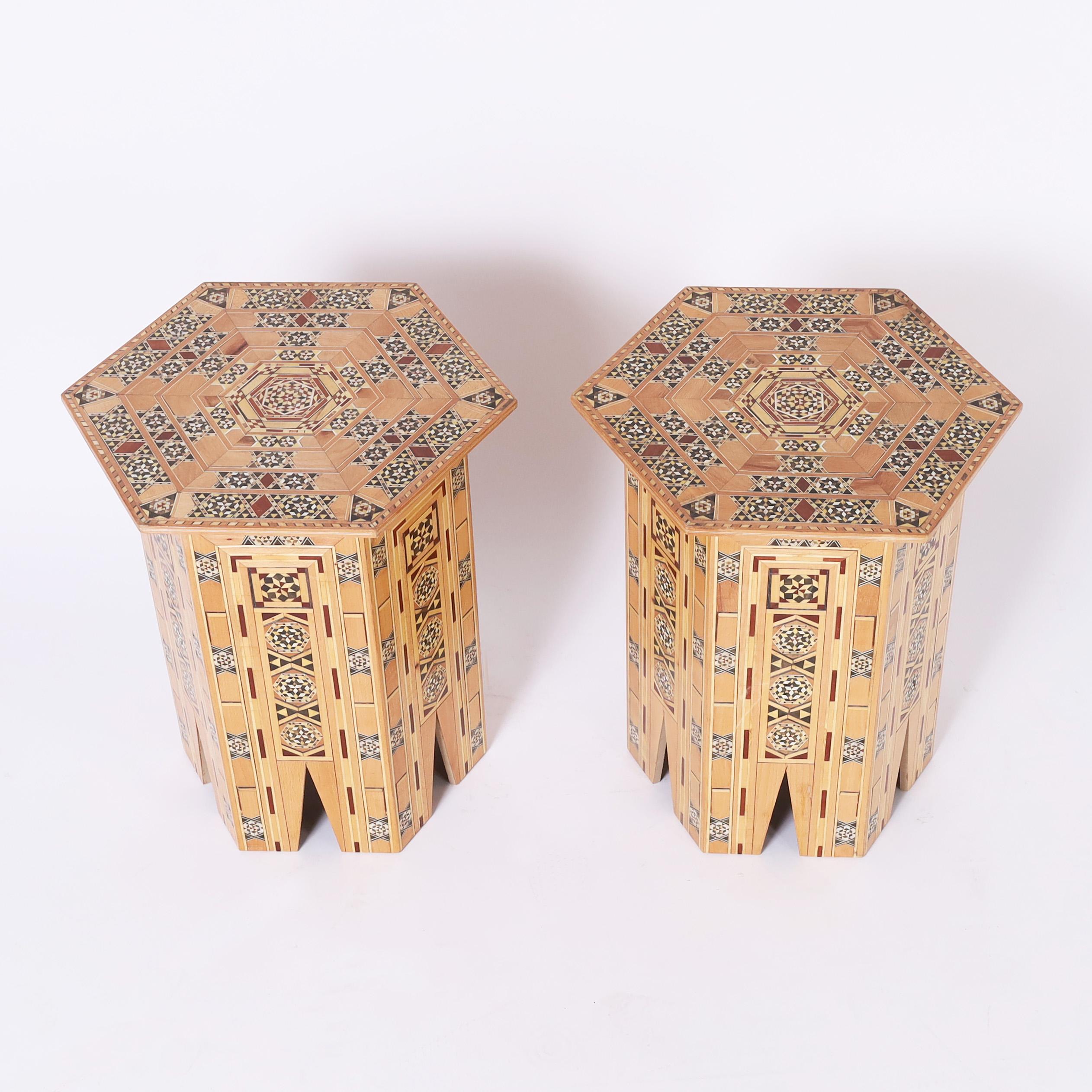 Impressionnante paire d'étagères marocaines avec une marqueterie géométrique élaborée composée de bois exotiques tels que l'acajou, l'ébène, le noyer, le bois blanc et le peuplier jaune sur une forme hexagonale avec des arcs stylisés. 