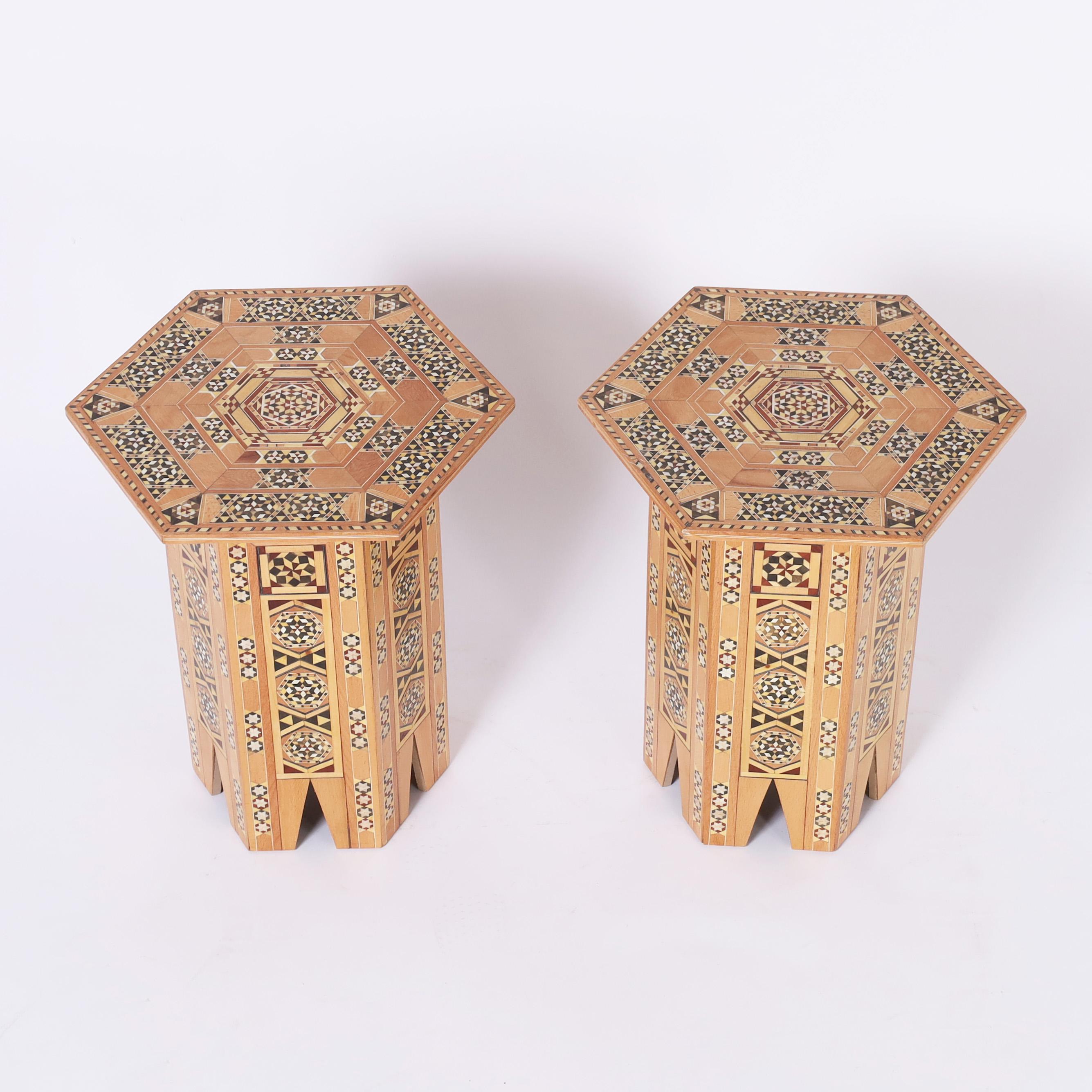 Impressionnante paire de stands marocains avec une marqueterie géométrique élaborée composée de bois exotiques tels que l'acajou, l'ébène, le noyer, le bois blanc et le peuplier jaune sur une forme hexagonale avec des arcs stylisés. 