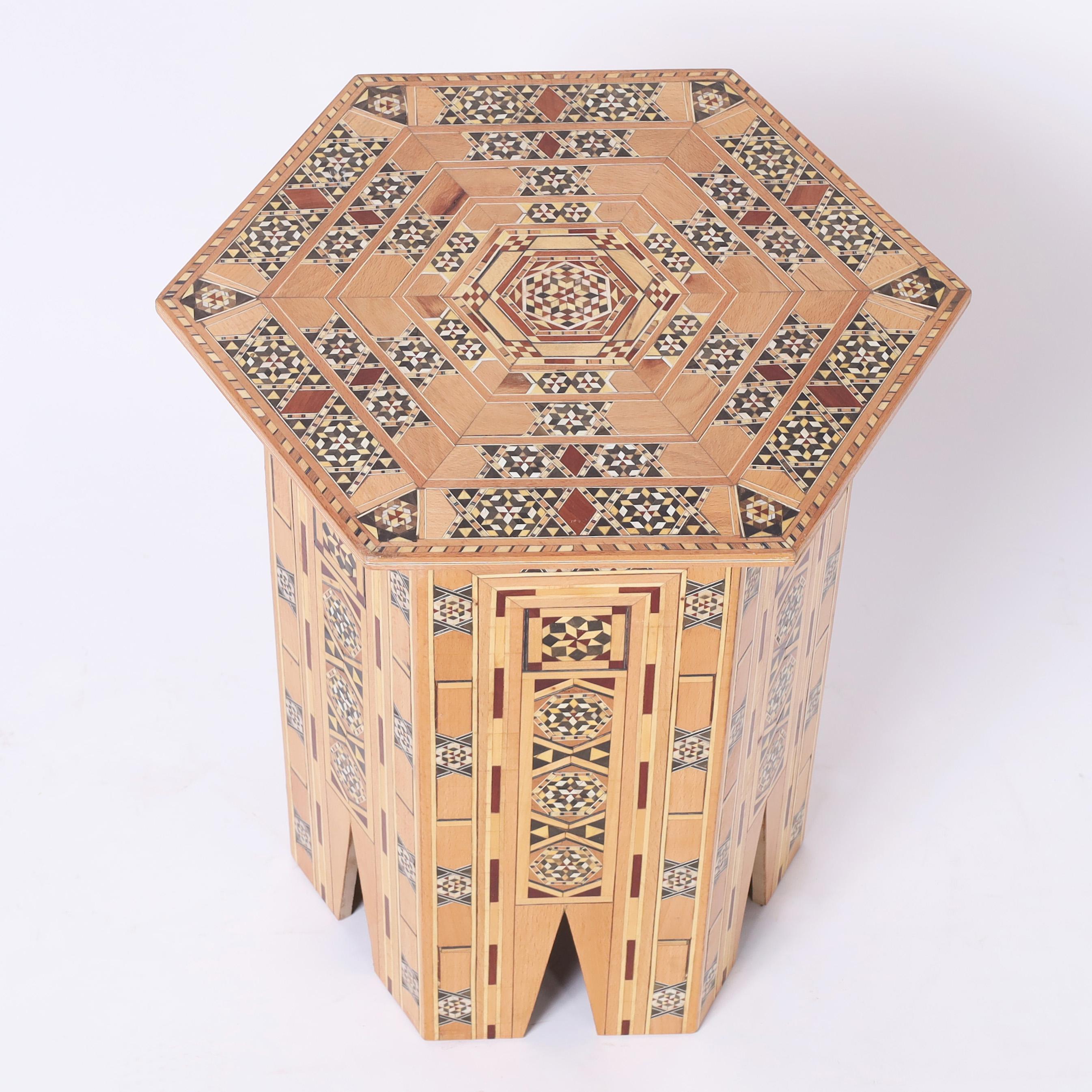 Paar marokkanische Vintage-Ständer oder Tische mit Intarsien (Marokkanisch) im Angebot