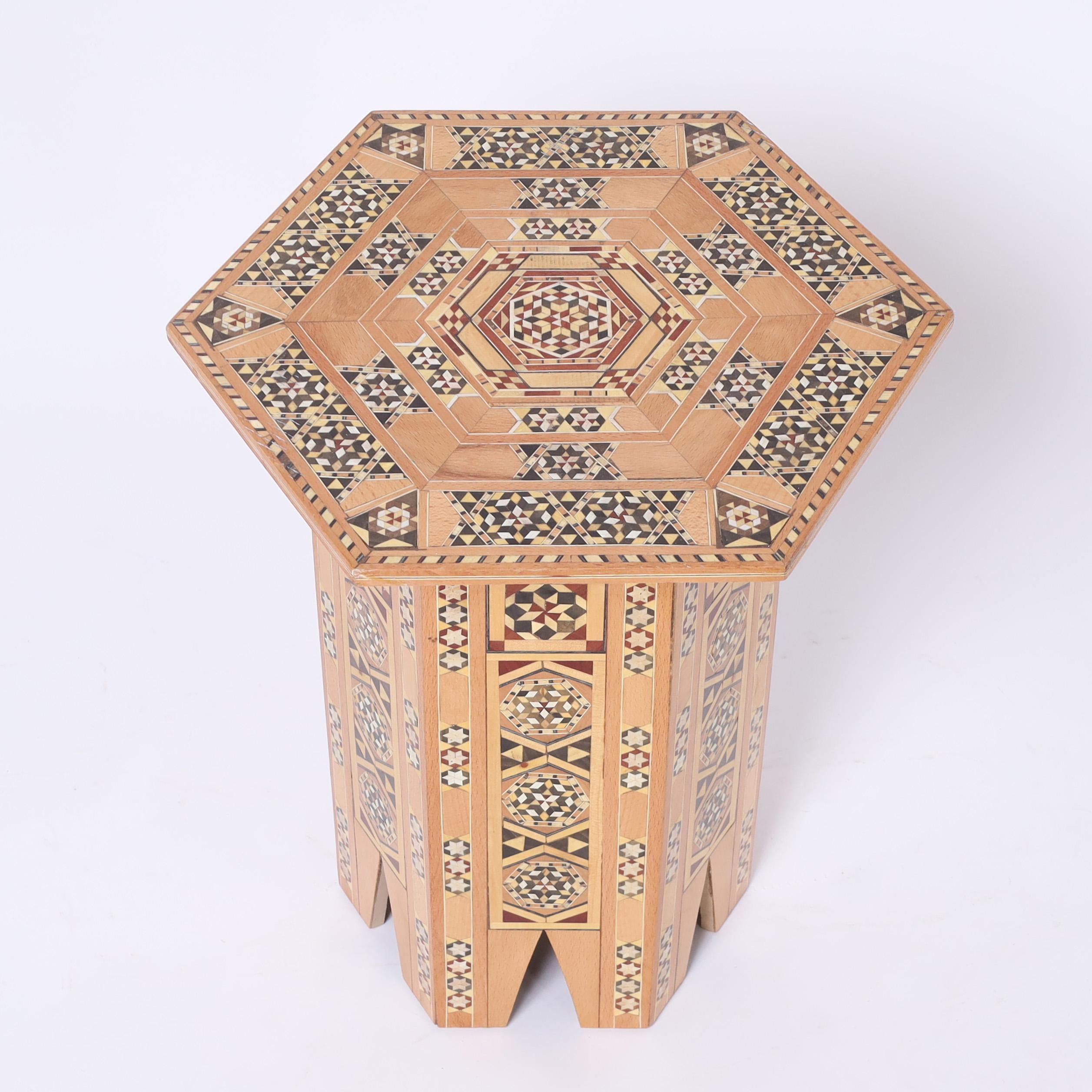 Paar marokkanische Vintage-Ständer oder Tische mit Intarsien (Marokkanisch) im Angebot