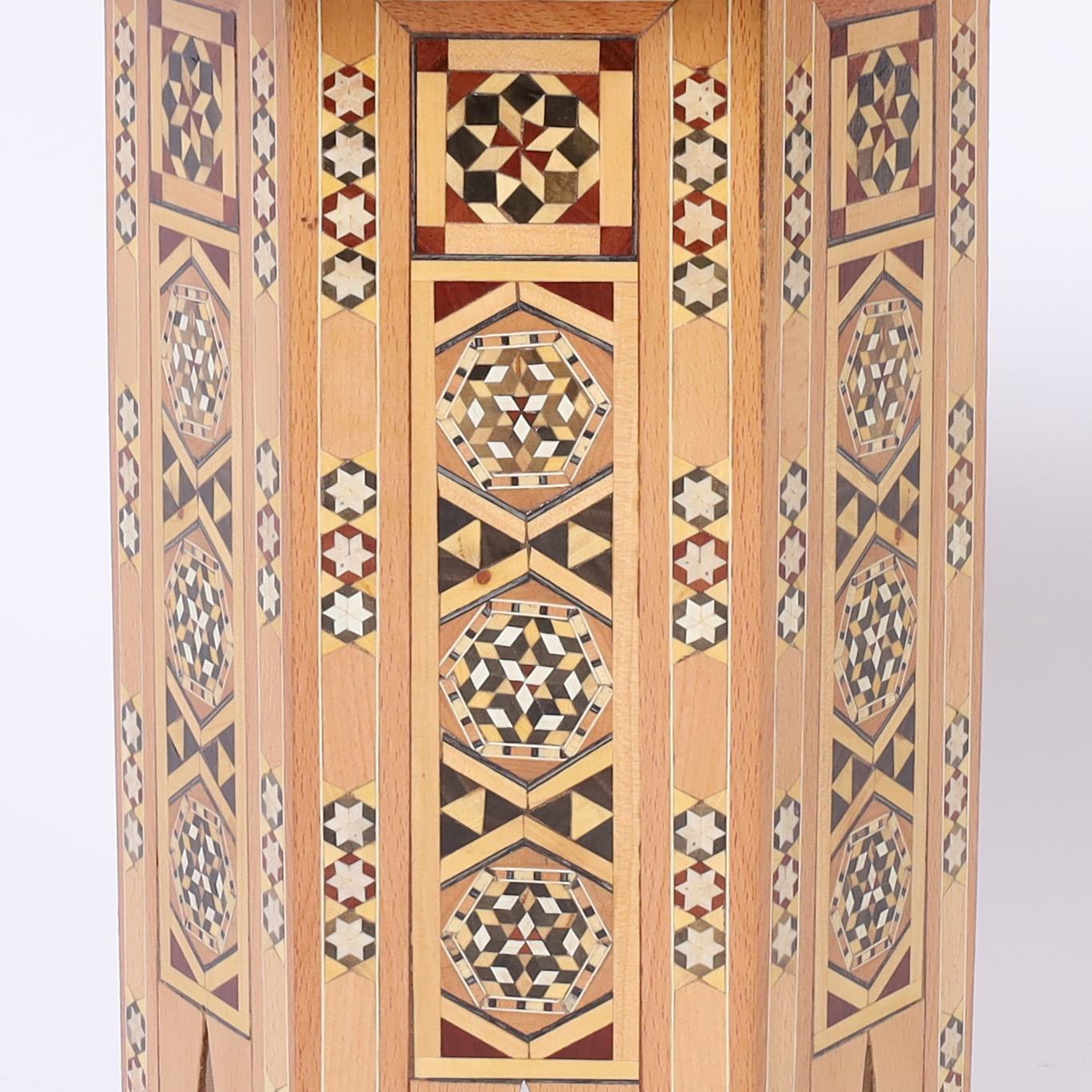 Paar marokkanische Vintage-Ständer oder Tische mit Intarsien (Ebenholz) im Angebot