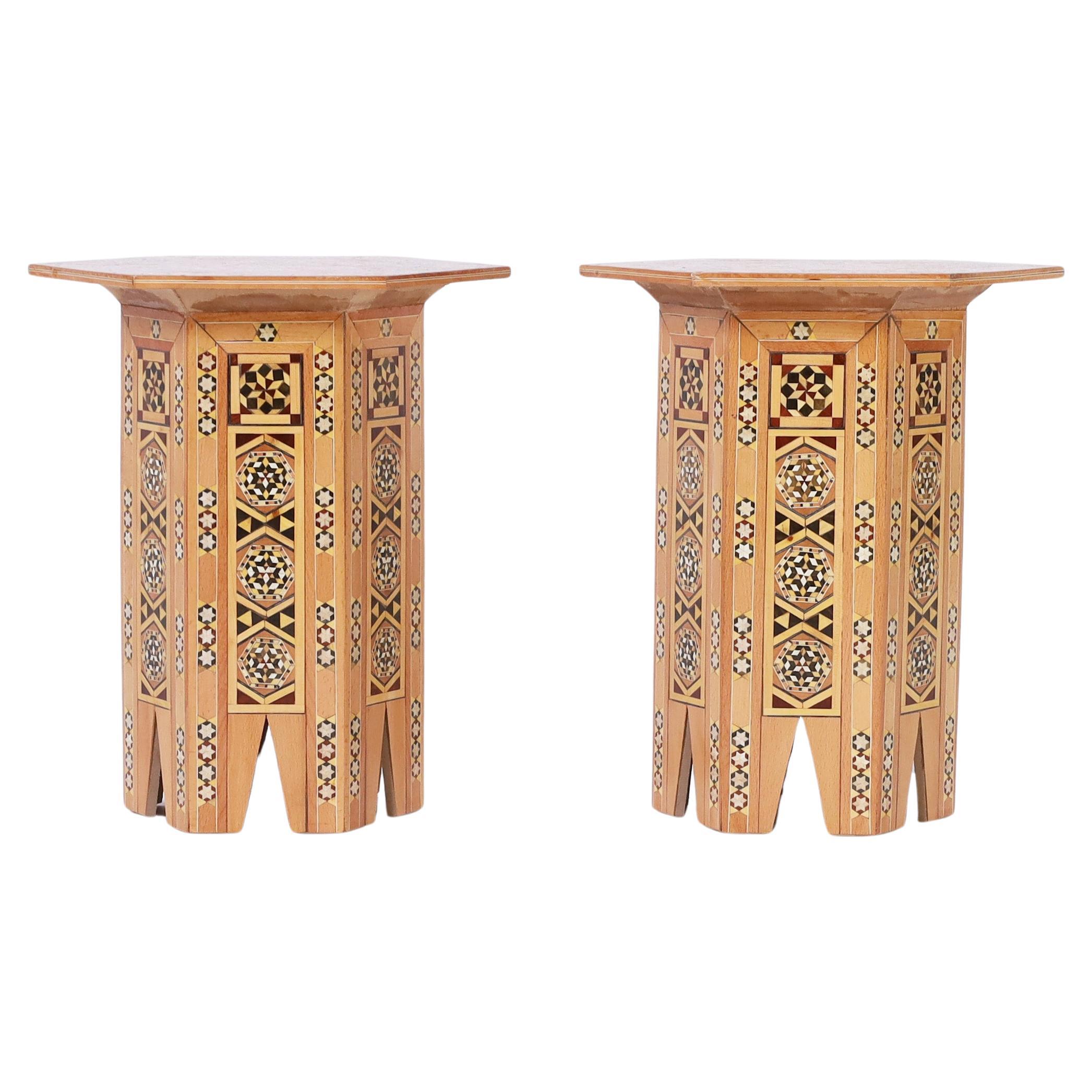 Paar marokkanische Vintage-Ständer oder Tische mit Intarsien im Angebot
