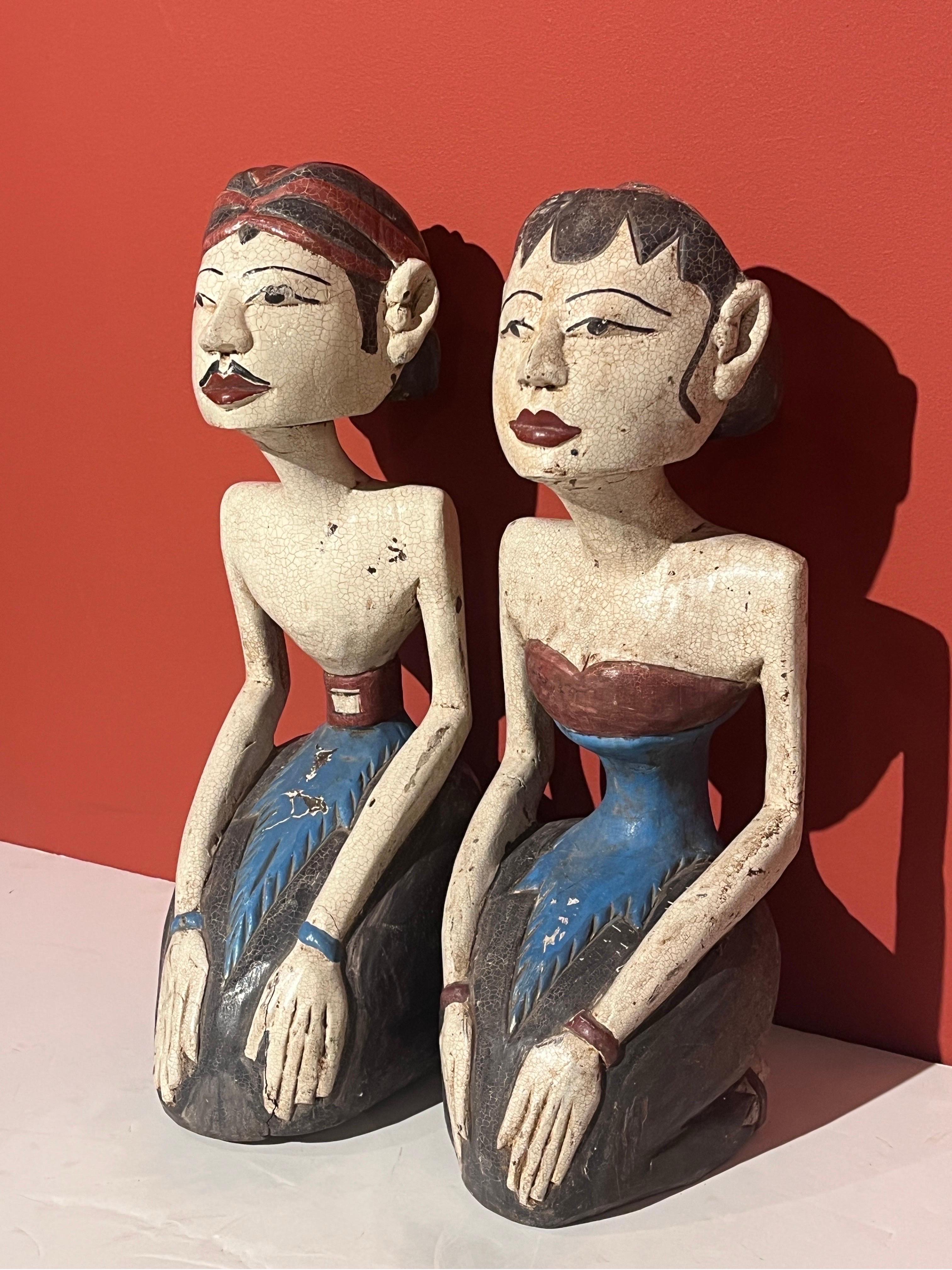 Paar von  Skulpturen „Inseparable Couple“ (Loro Blonyo), Java, Indonesien (Geschnitzt) im Angebot