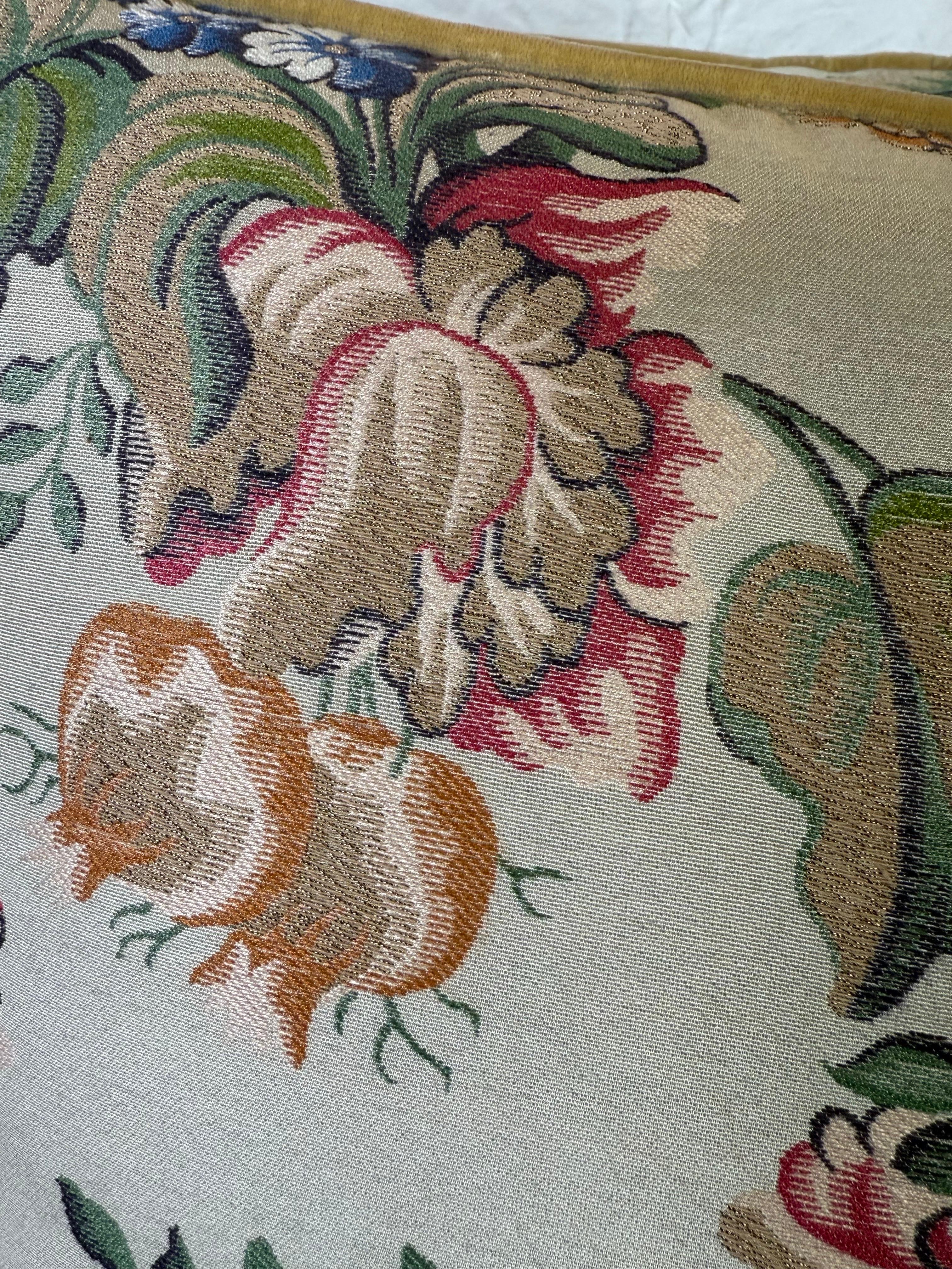 Provincial français Paire de coussins en brocart à fleurs d'inspiration vintage en vente