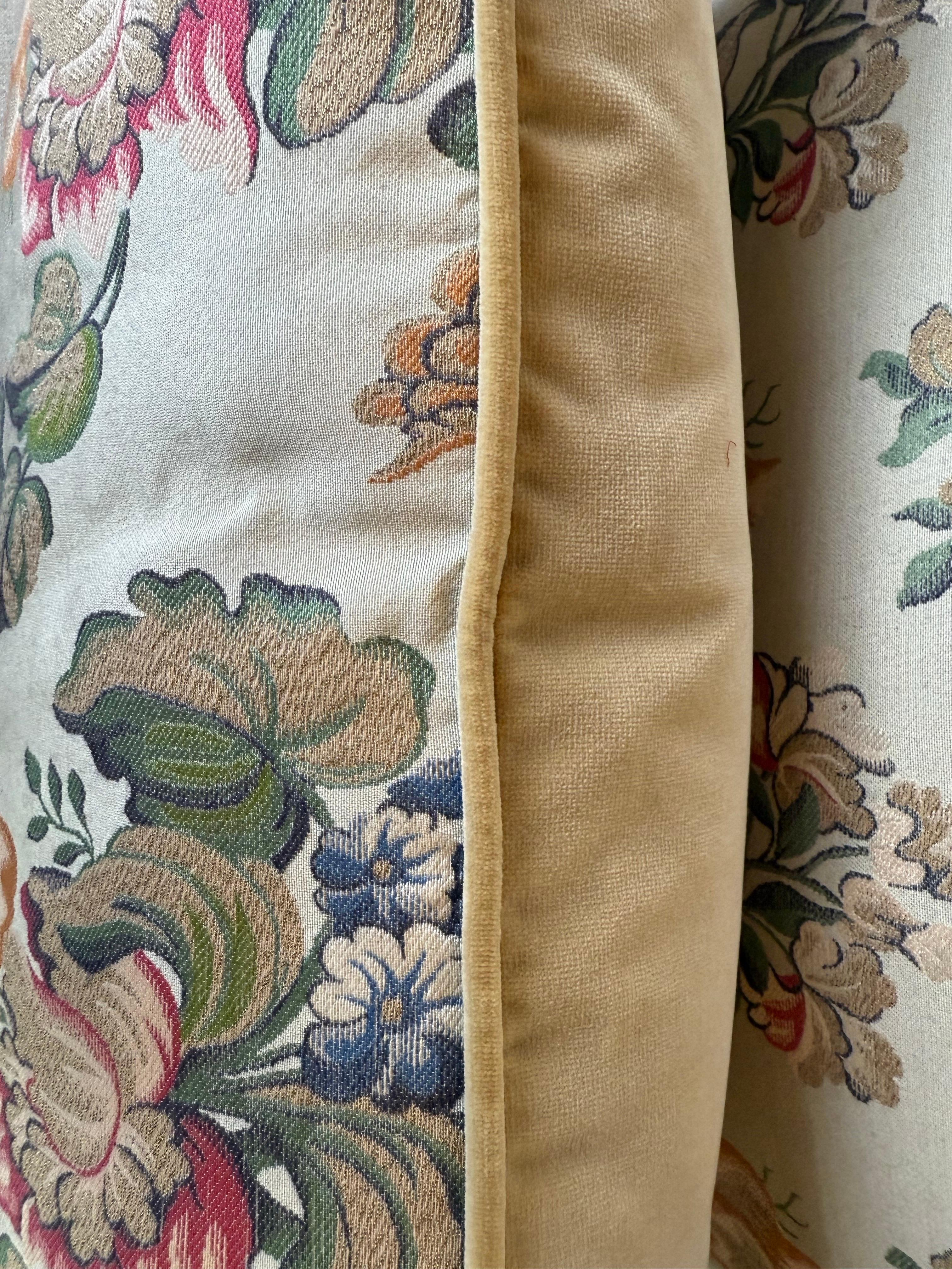Français Paire de coussins en brocart à fleurs d'inspiration vintage en vente