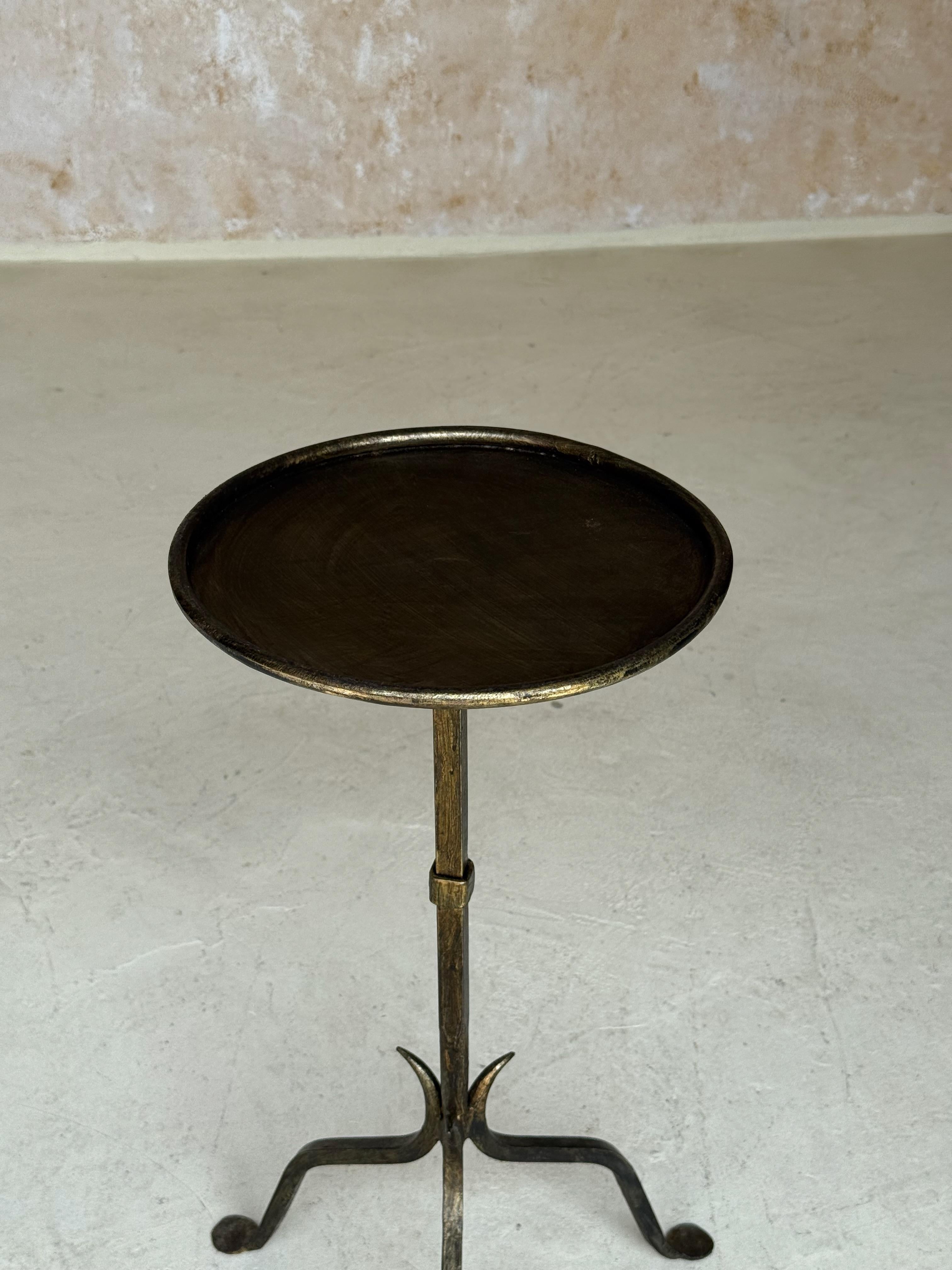 XXIe siècle et contemporain Pair of Vintage-Inspired Spanish Iron Drinks Tables en vente