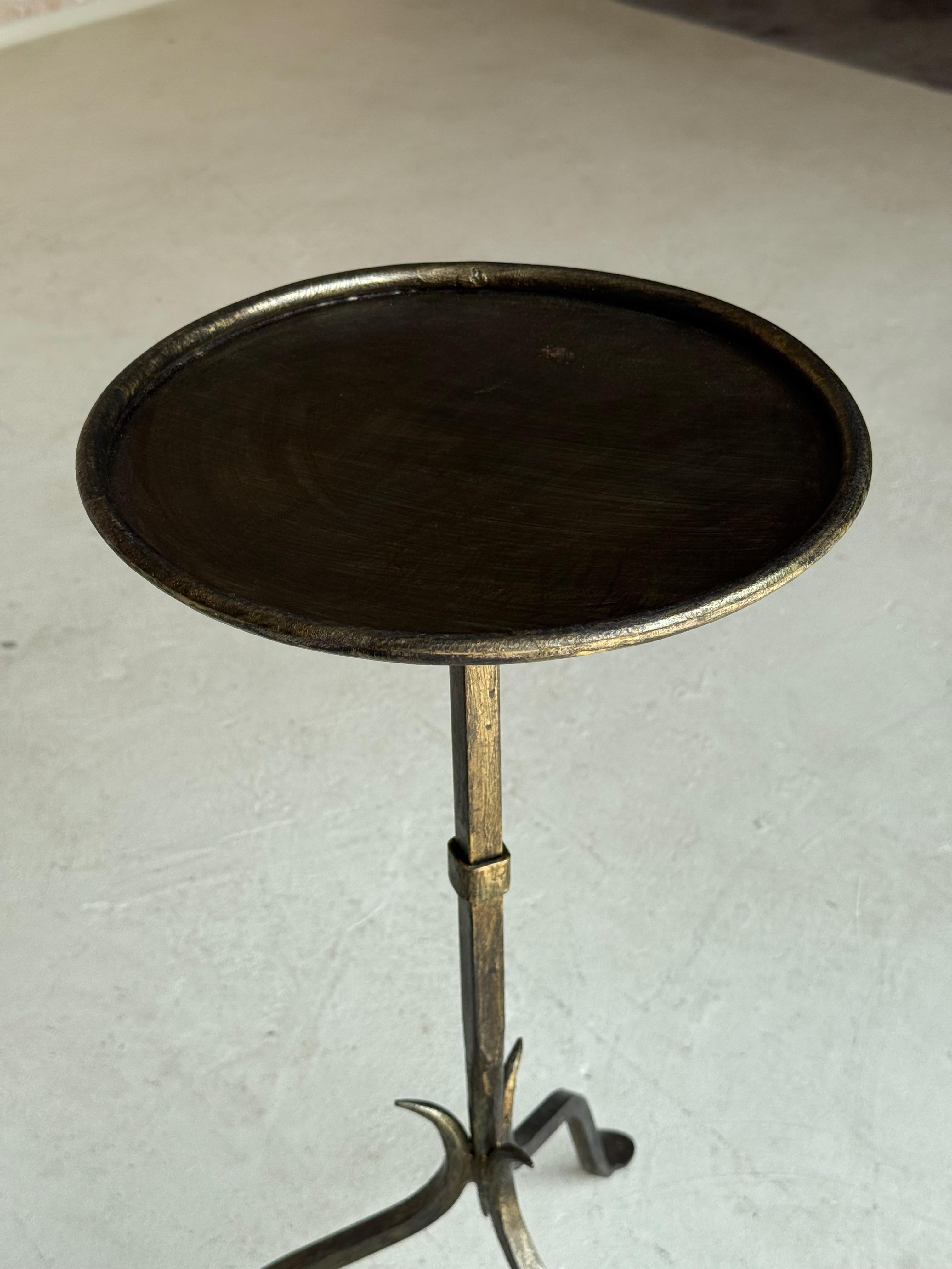 Pair of Vintage-Inspired Spanish Iron Drinks Tables en vente 1